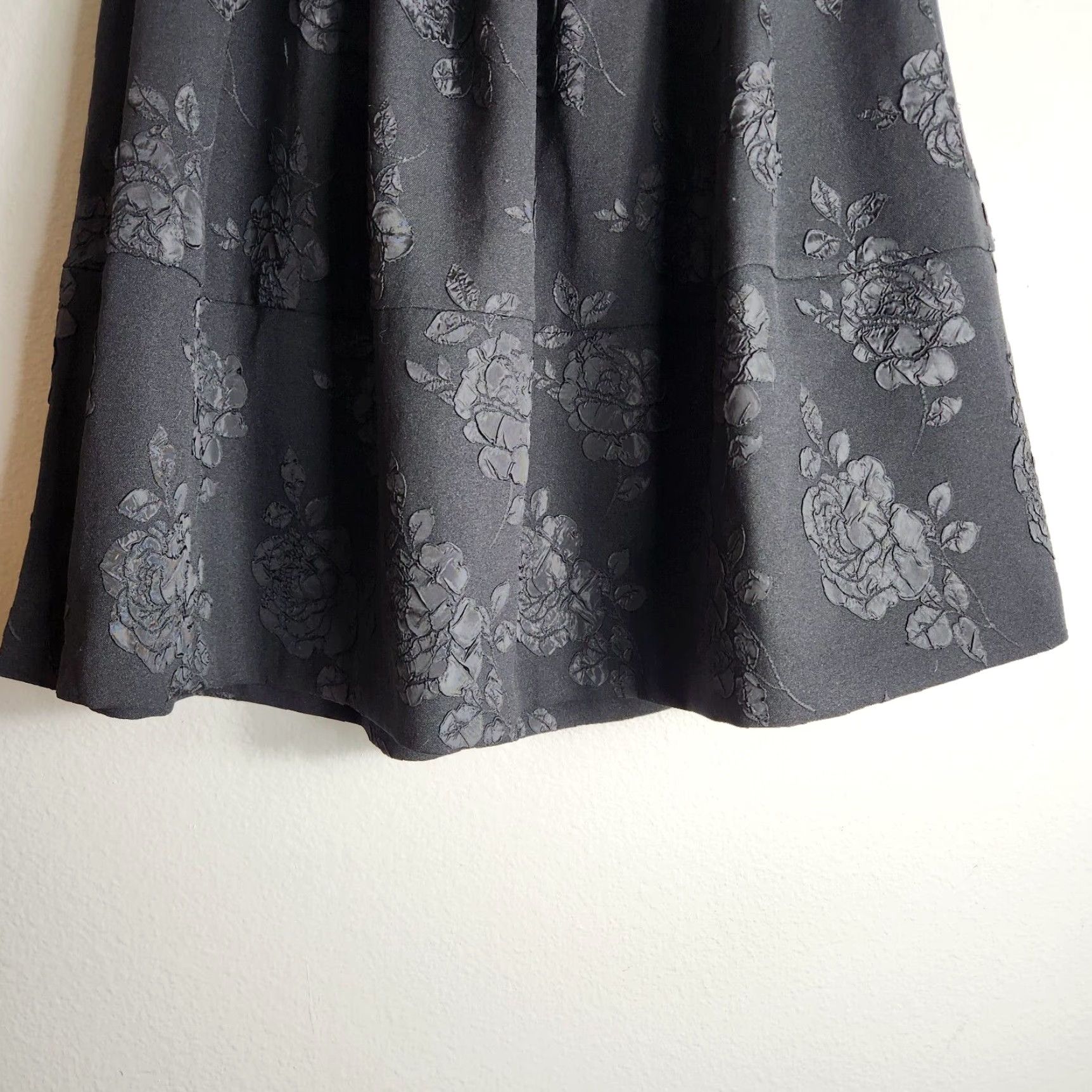 Vintage ELLE Skirt Women Knee Length Black Pleated Rose Applique Full Zip Polyester 6 City Floral Retro 90s Womens Size 28" / US 6 / IT 42 - 2 Thumbnail