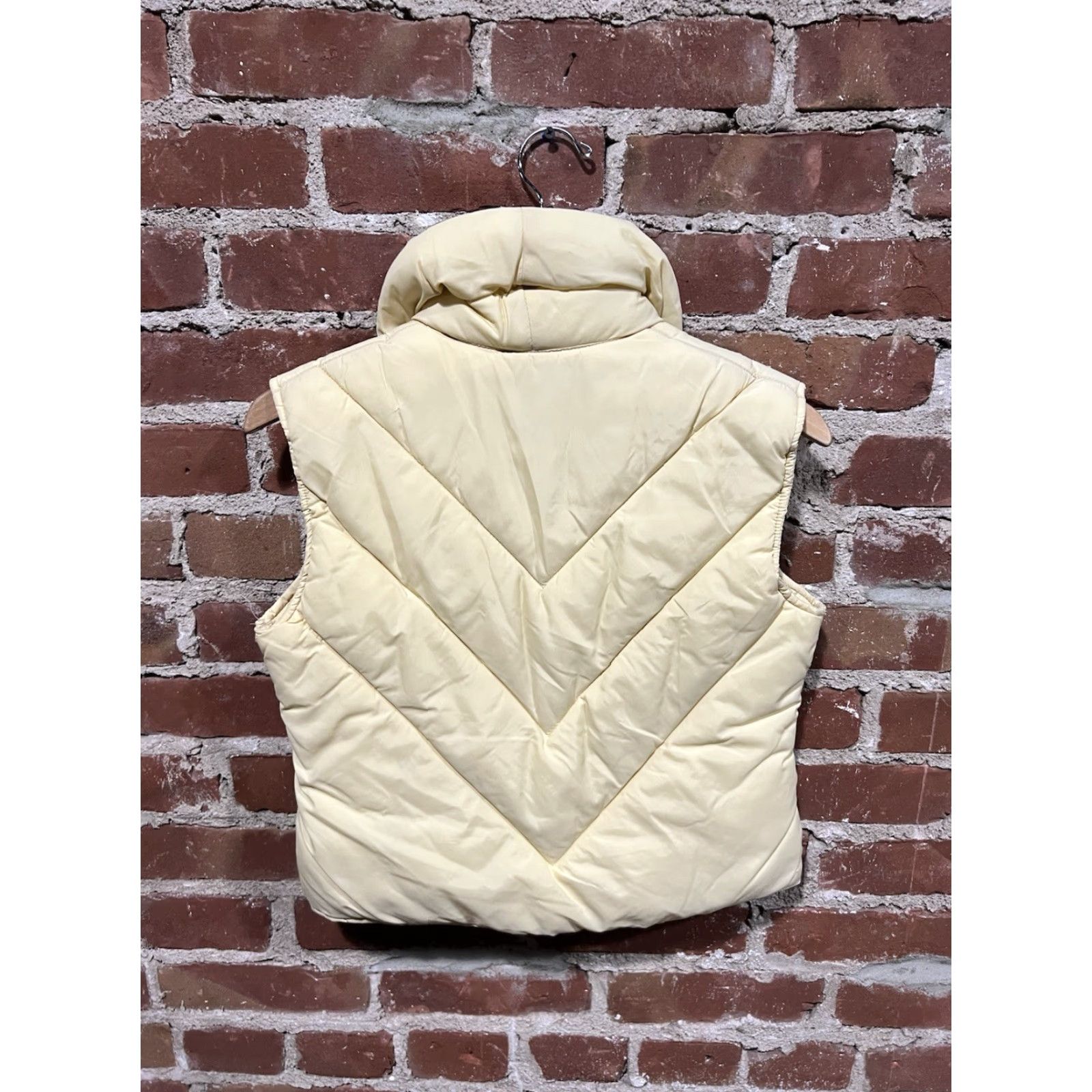 Vintage VINTAGE Roffe Womens White Quilted Full Zip Sleeveless Puffer Ski Vest sz 10 Size L / US 10 / IT 46 - 2 Thumbnail