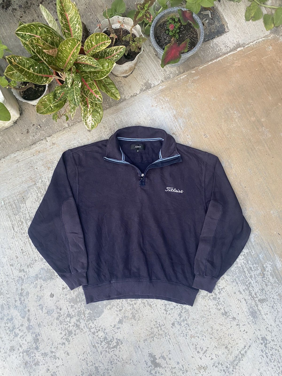 image of Sports Specialties x Titleist Steals Titleist Golf Sun Faded Pullover Sweater in Navy Blue (Size Me