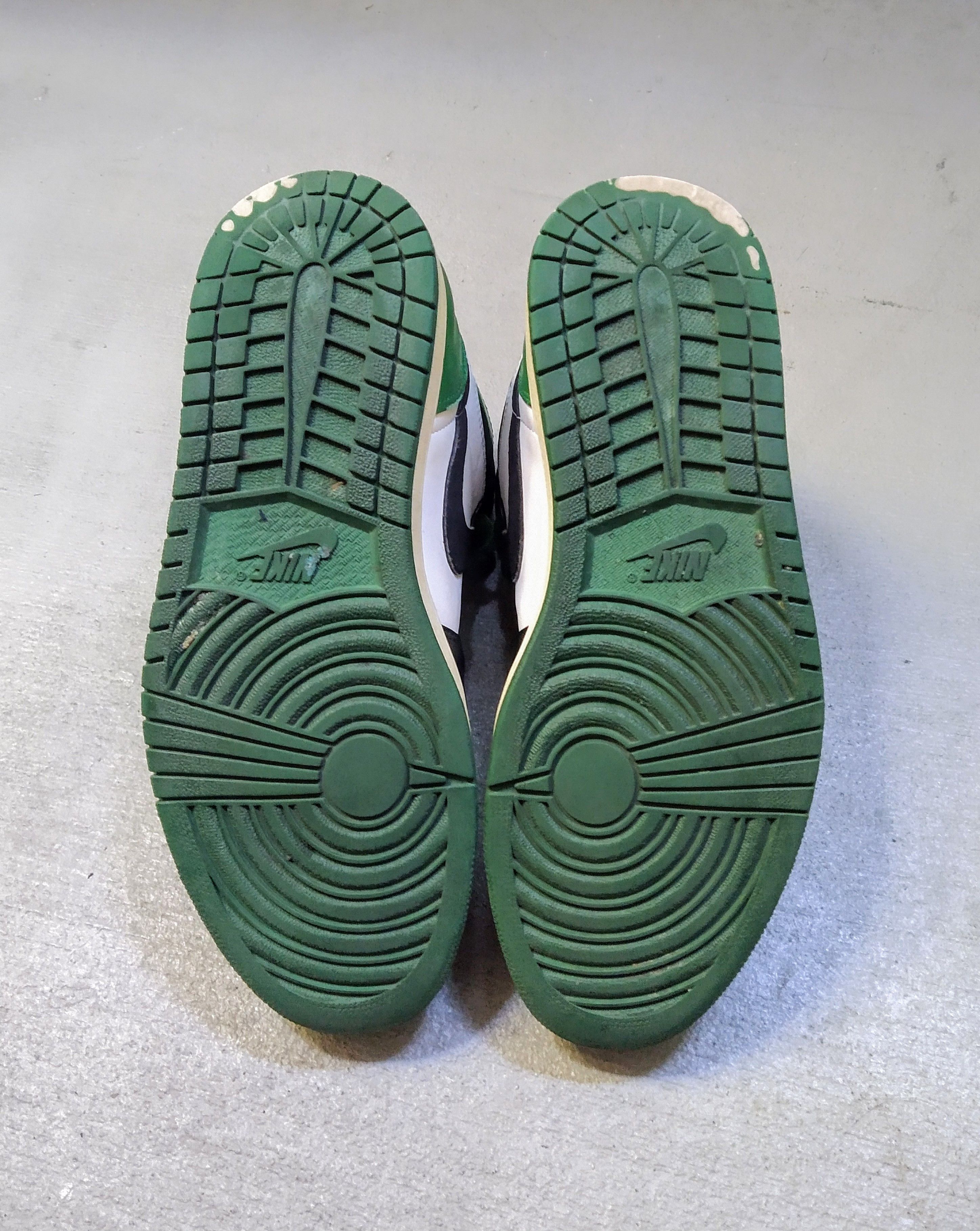 Jordan Brand Nike Air Jordan 1 Retro High Boston Celtics 10 332550-101 Size US 10 / EU 43 - 16 Thumbnail