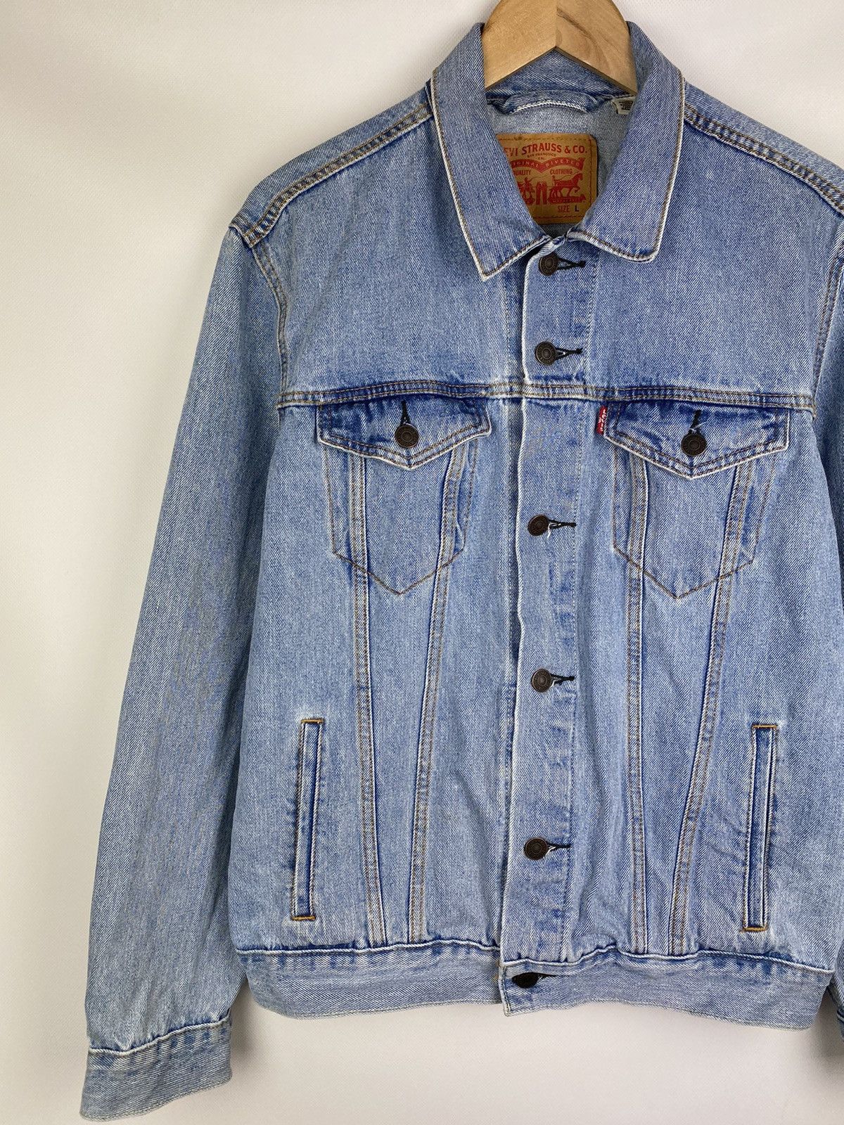 Levi's Levi’s men’s denim trucker jacket size L light blue Size US L / EU 52-54 / 3 - 2 Thumbnail