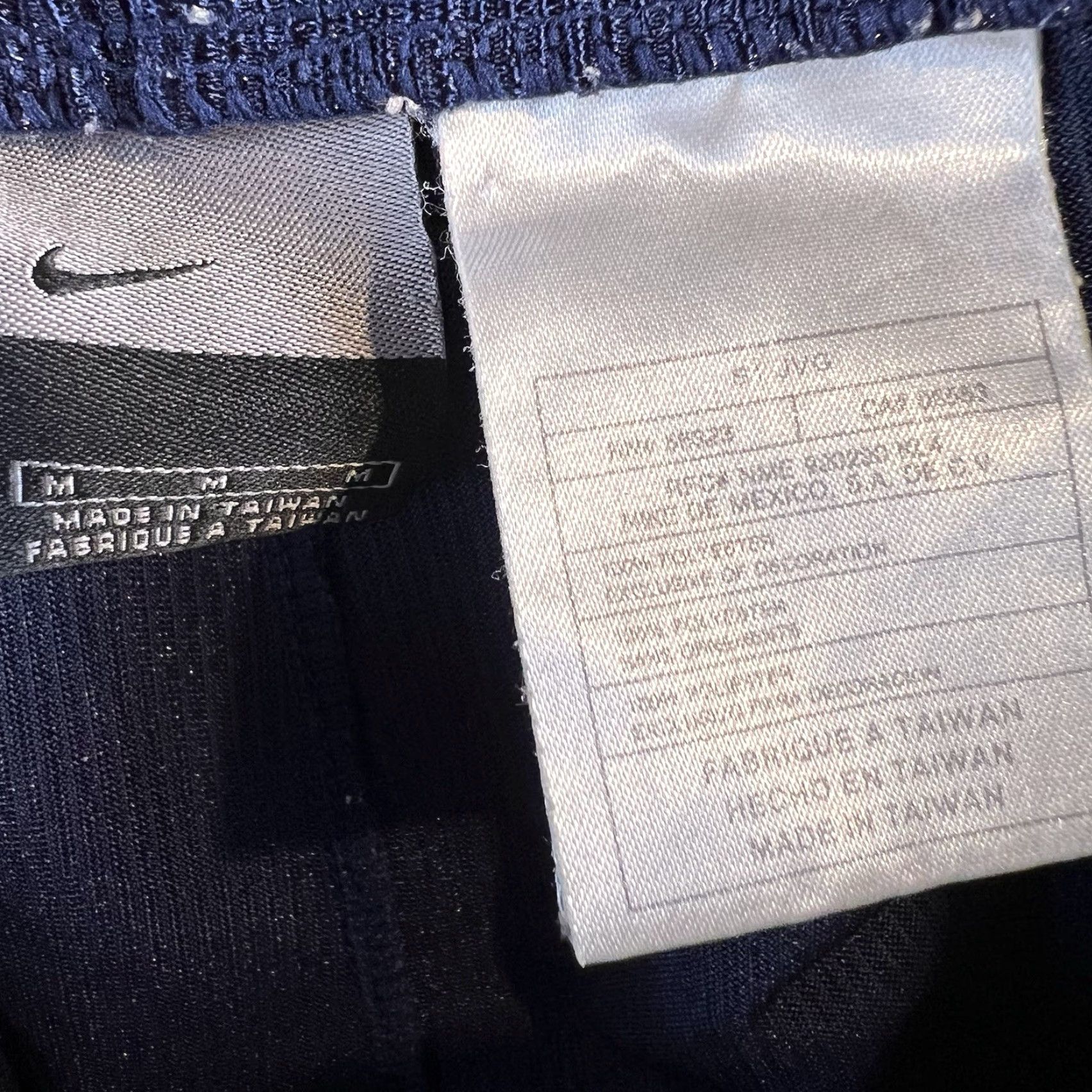 Nike VINTAGE Nike Short Basketball Shorts Mens M Blue White Pockets Drawstring Breathable Easy Care Elastic Waist 100% Polyester Y2K Athletic Sports Style Size US 31 - 4 Thumbnail