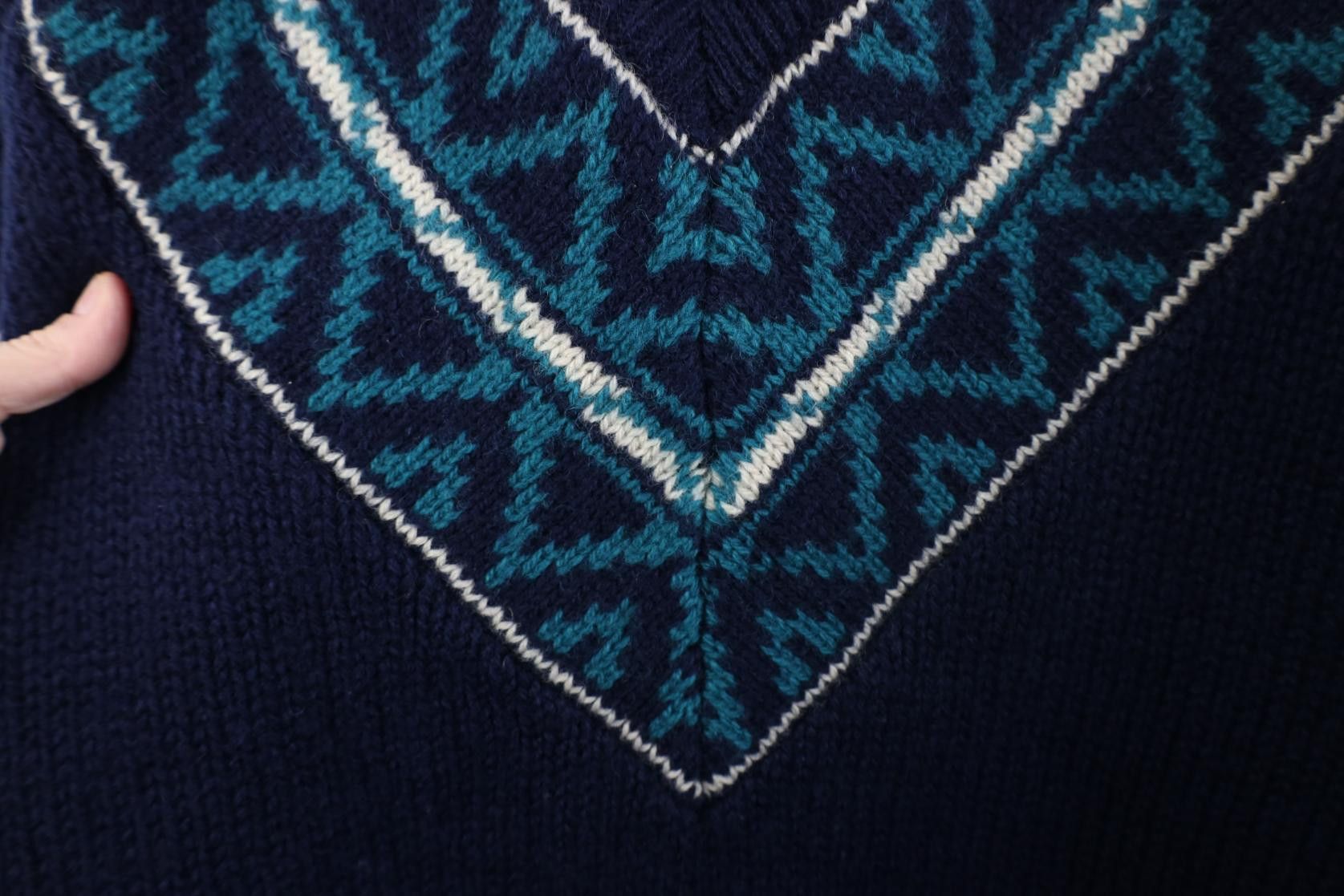 Vintage Vintage 90s Dapper Shetland Wool Fair Isle V-Neck Sweater Size US L / EU 52-54 / 3 - 5 Thumbnail