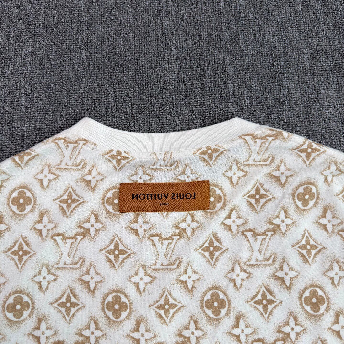Louis Vuitton LV Beige All Over Print SS Tee S Like New Size US S / EU 44-46 / 1 - 8 Thumbnail