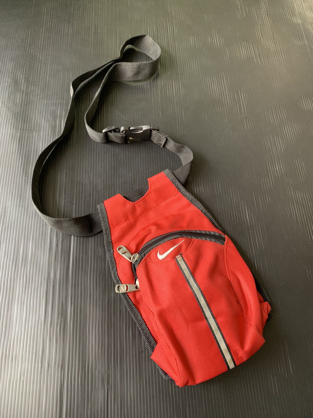 Nike Vintage Y2K Nike Sling Bag Crossbody Size ONE SIZE - 1 Thumbnail