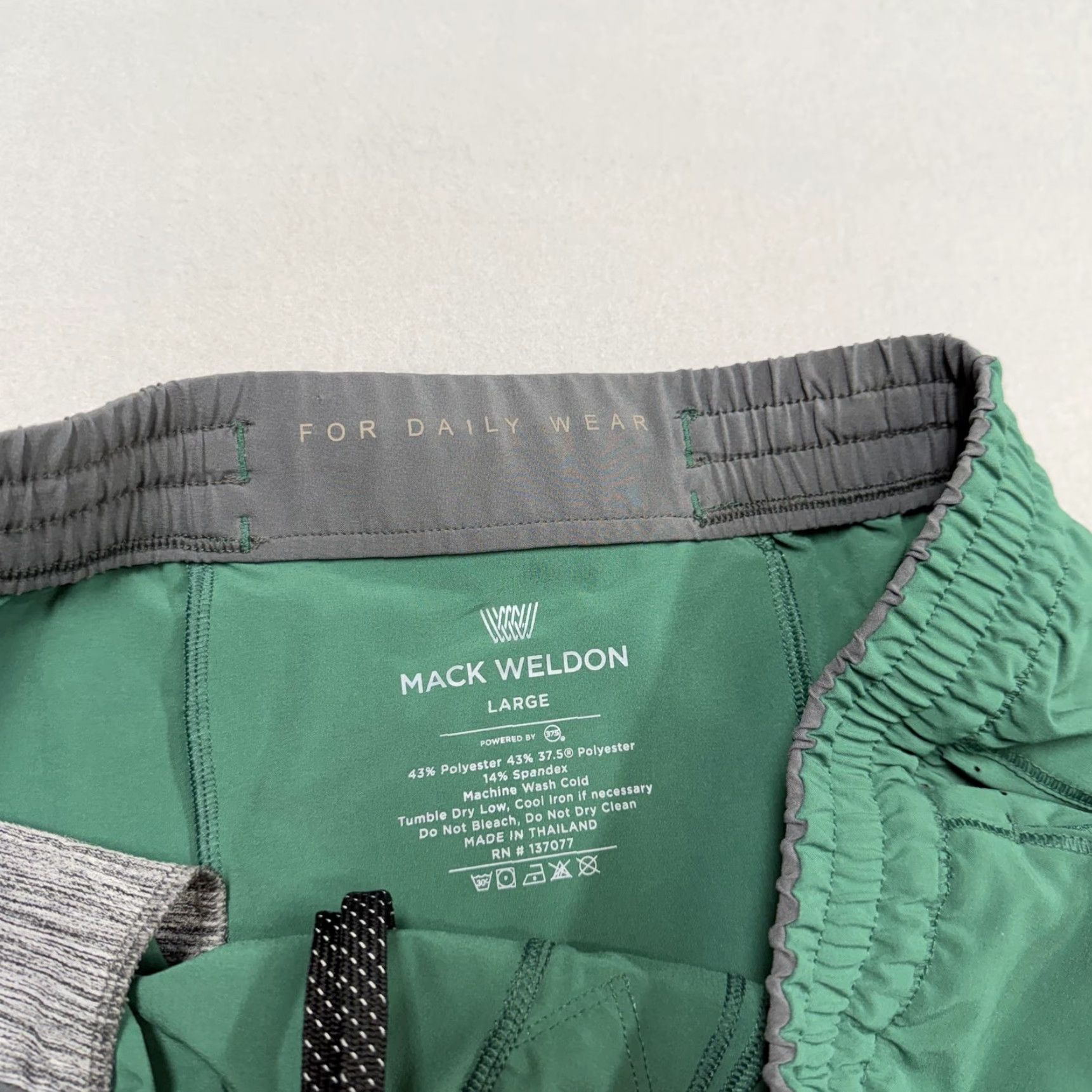 Vintage Mack Weldon Shorts Mens Large Green Athletic Zip Pockets Quick Dry 7" Inseam Size US 33 - 3 Thumbnail