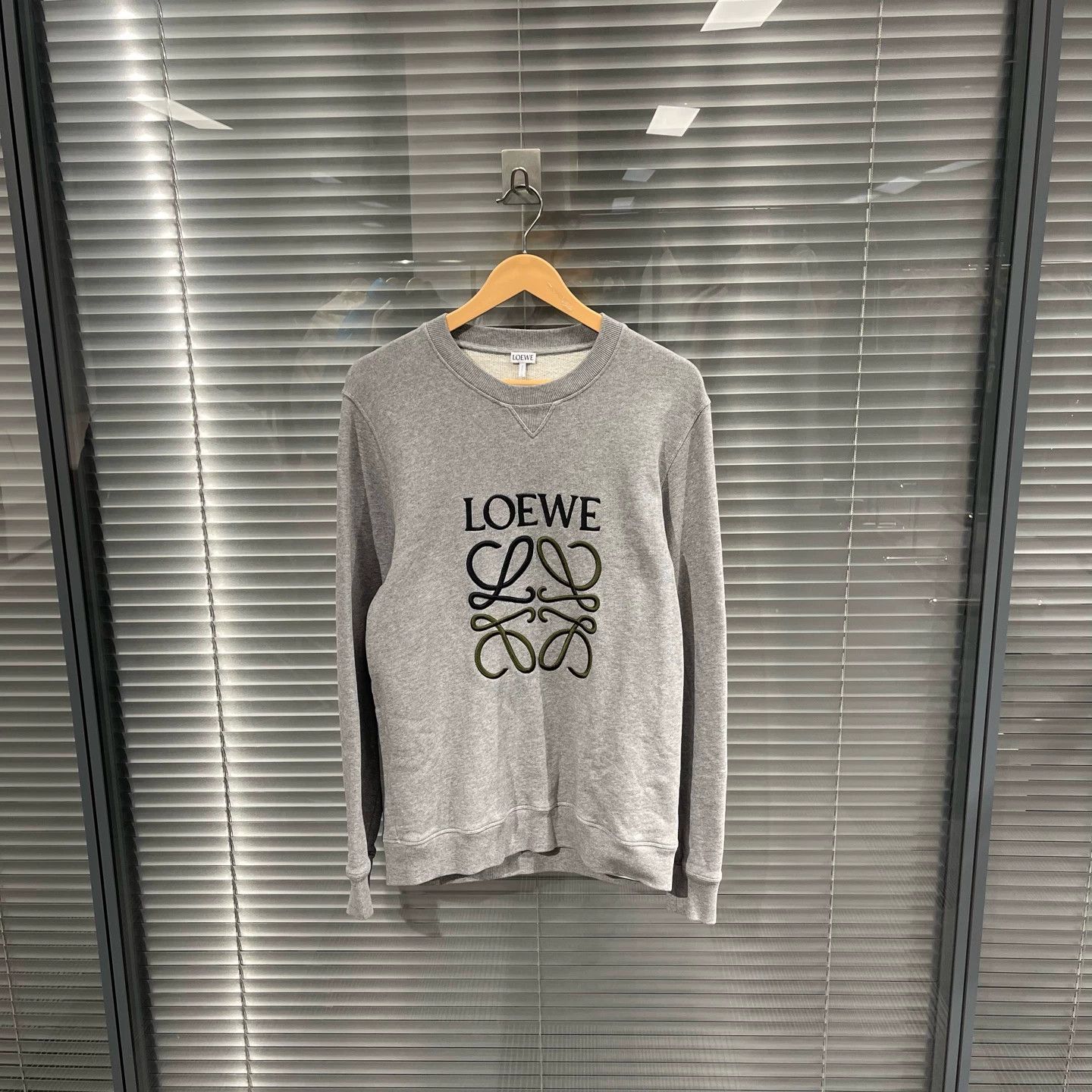Loewe Loewe Gray Classic Embroidered Logo L Sweatshirt Mint Size L / US 10 / IT 46 - 1 Thumbnail