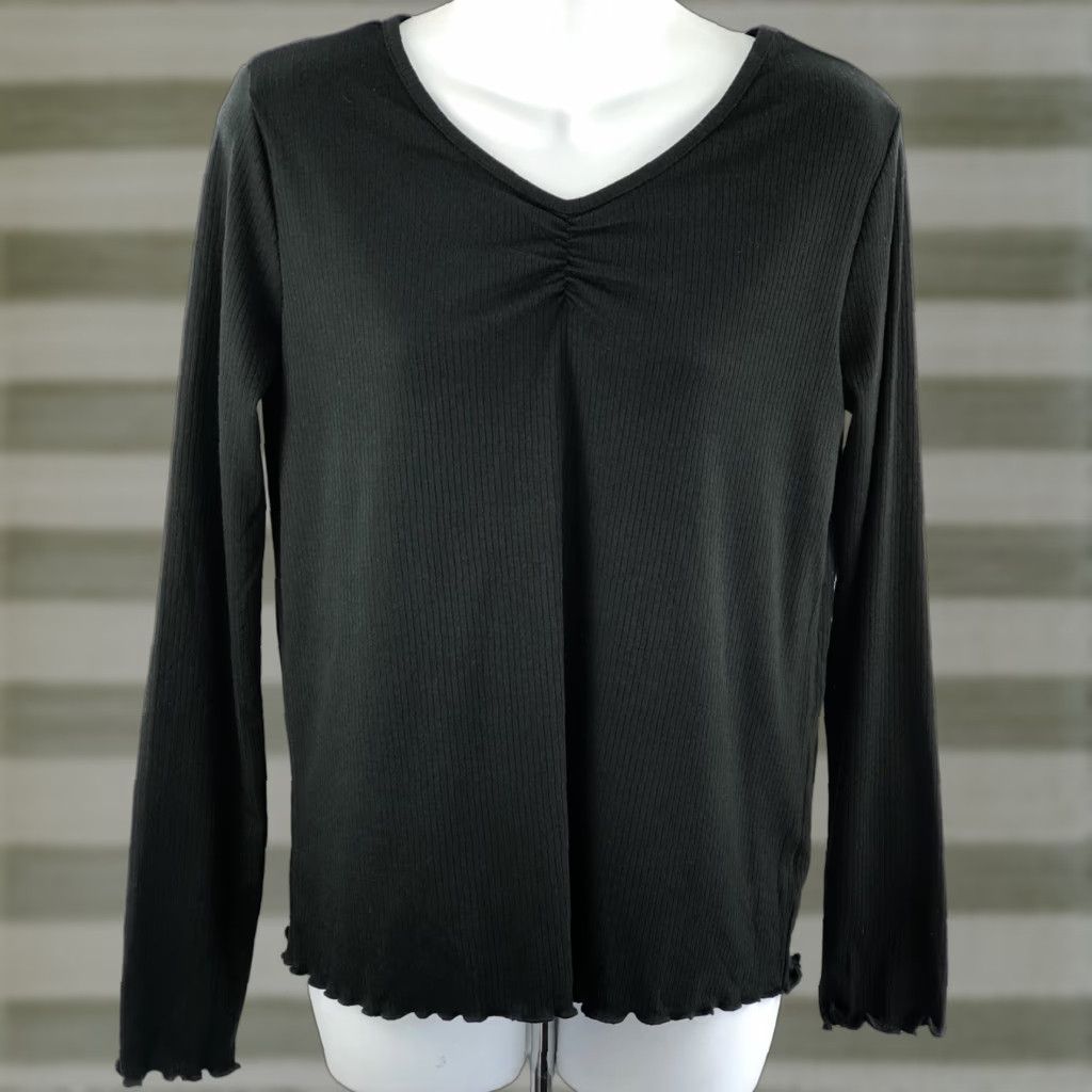 Vintage NWT art class Henley Jersey Top M Blk Ruched V-Neck Lettuce Hem Ribbed Knit Long Sleeve Shirt Womens Size M / US 6-8 / IT 42-44 - 1 Thumbnail