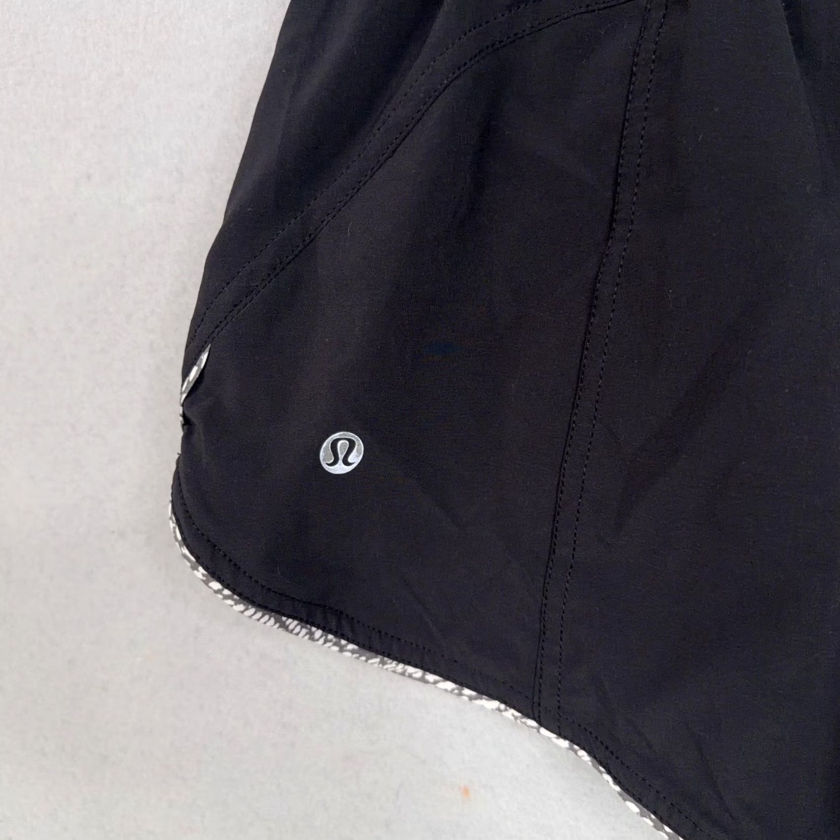 Lululemon VINTAGE Lululemon Shorts Womens 2 Black High Rise Reversible Geometric Running Athletic Size 26" / US 2 / IT 38 - 6 Thumbnail