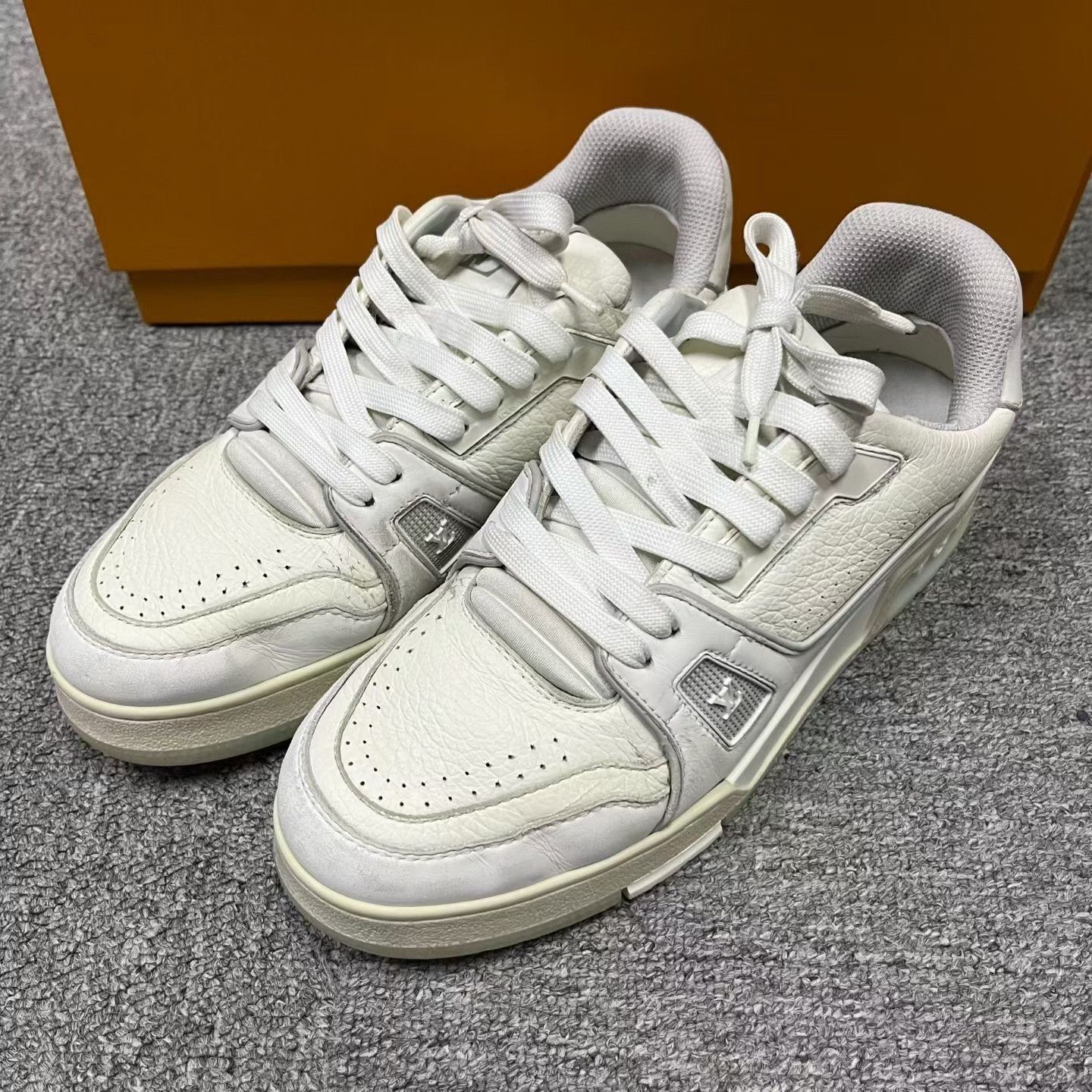 Louis Vuitton Louis Vuitton White Low-Top Leather Sneakers Size US 6.5 / EU 39-40 - 1 Thumbnail