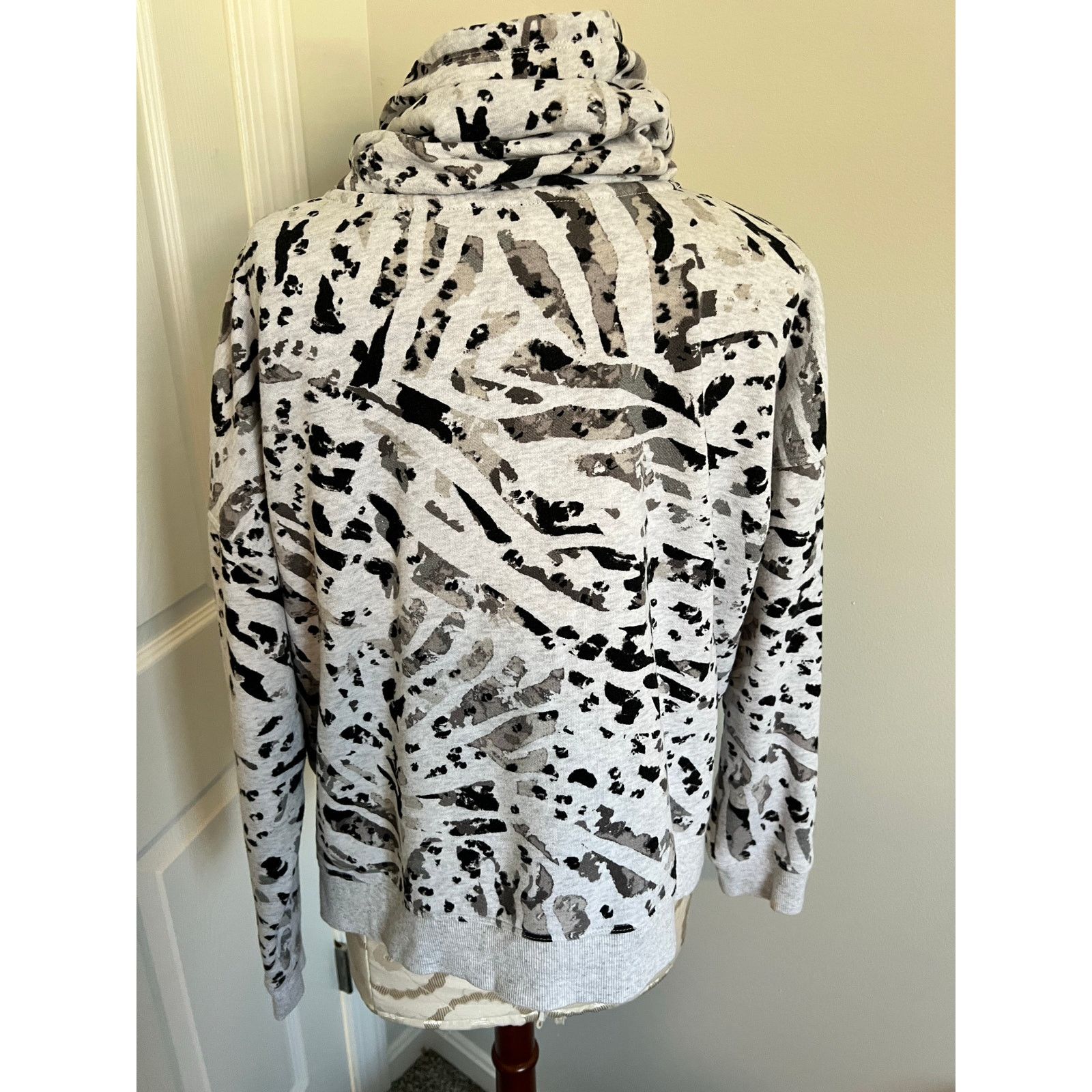 Calvin Klein Calvin Klein Performance Animal Print Sweatshirt Large Size L / US 10 / IT 46 - 4 Thumbnail