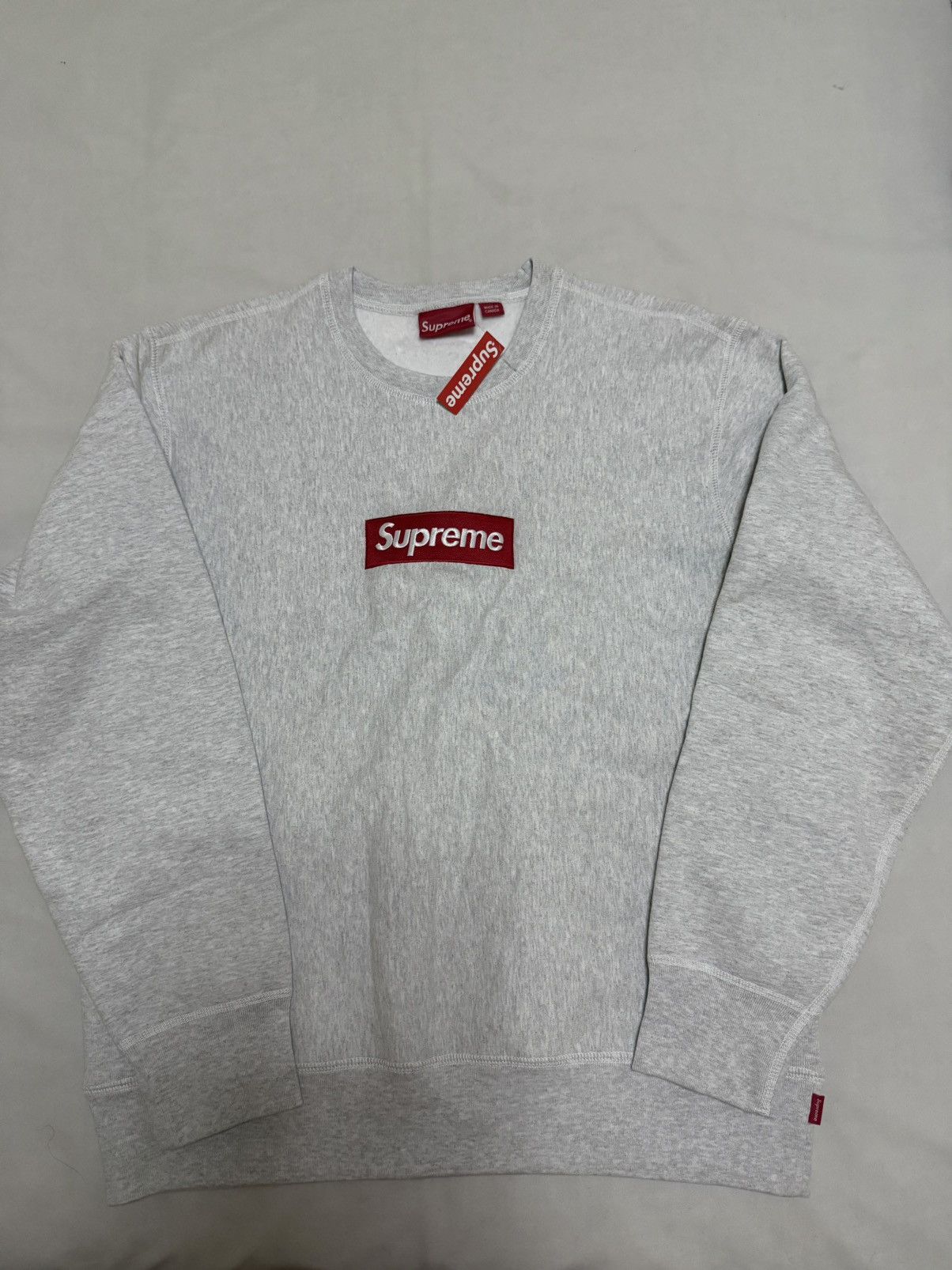 Supreme Supreme fw18 grey box logo crewneck red on grey Size US L / EU 52-54 / 3 - 1 Thumbnail