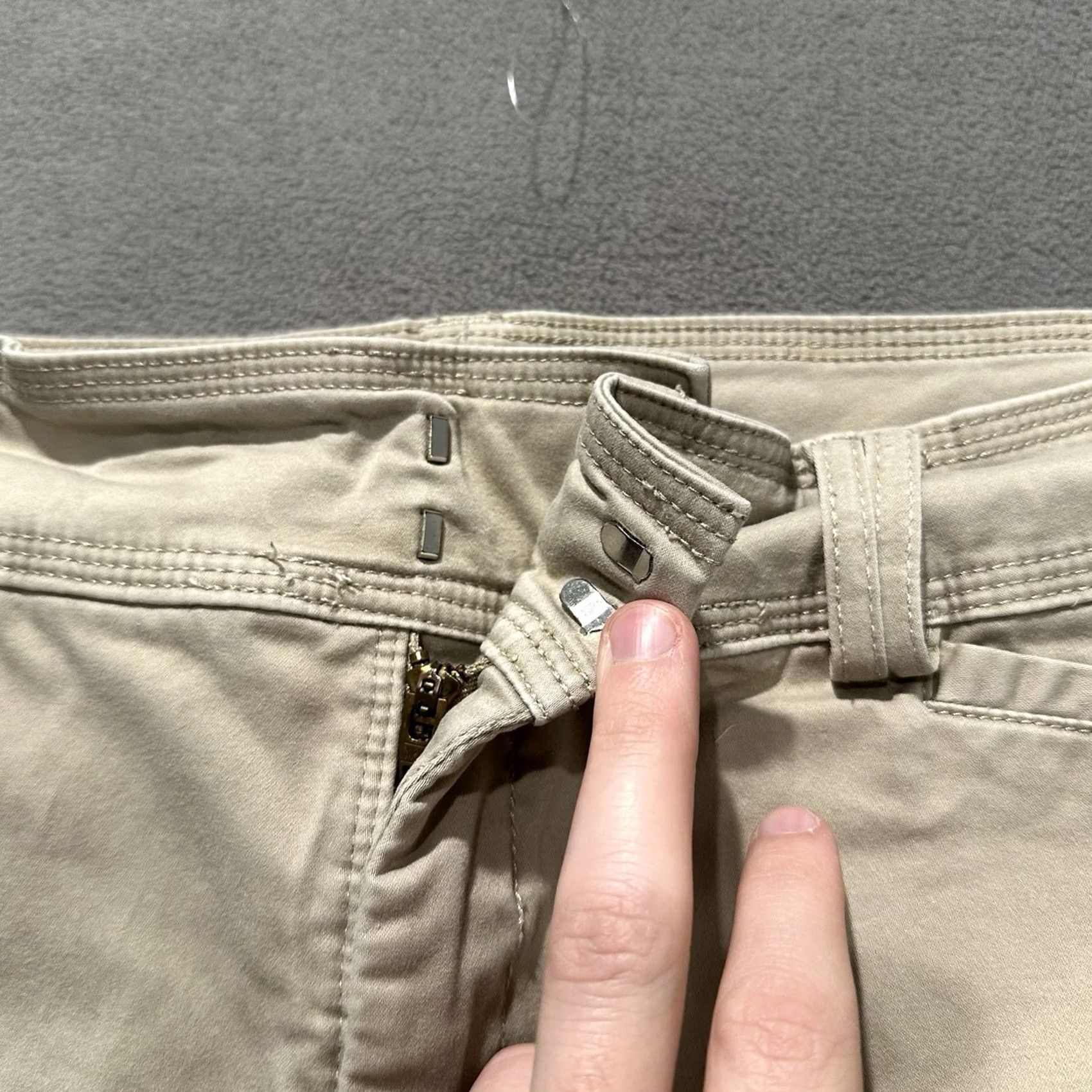 Lee Lee Pants Women 12 Petite Beige Chino Capri Natural Fit GUC Size 34" / US 12 / IT 48 - 4 Thumbnail