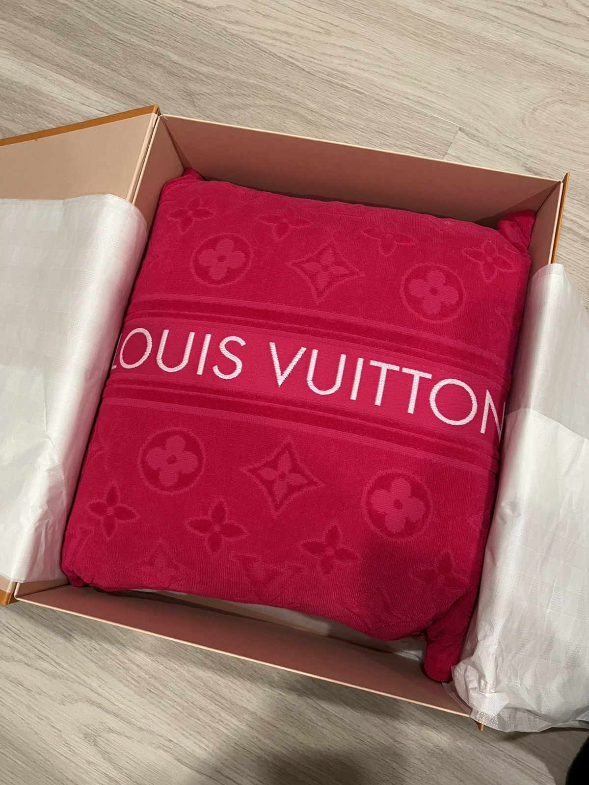 Louis Vuitton Louis Vuitton LVacation Beach Pillow Size ONE SIZE - 1 Thumbnail