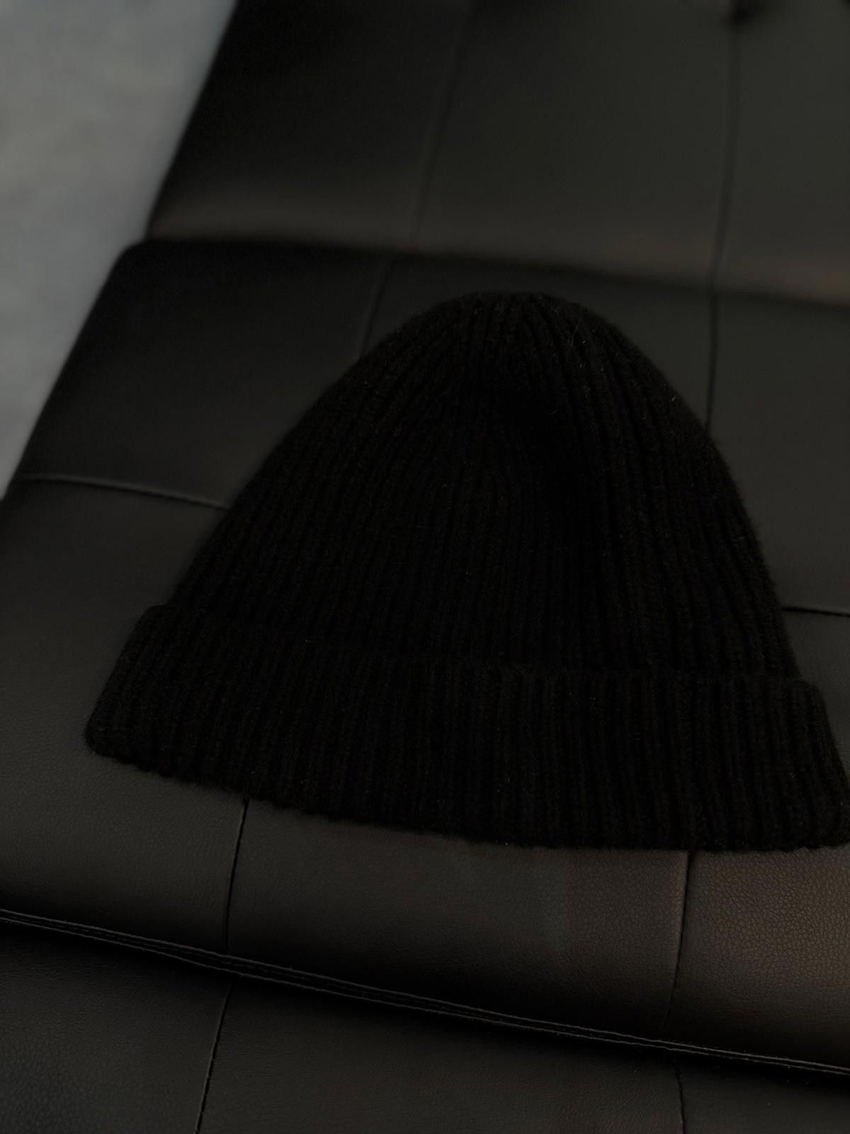 Louis Vuitton Louis Vuitton Black Men's Solid Knit Beanie Hat Gold LV $595 Size ONE SIZE - 5 Thumbnail