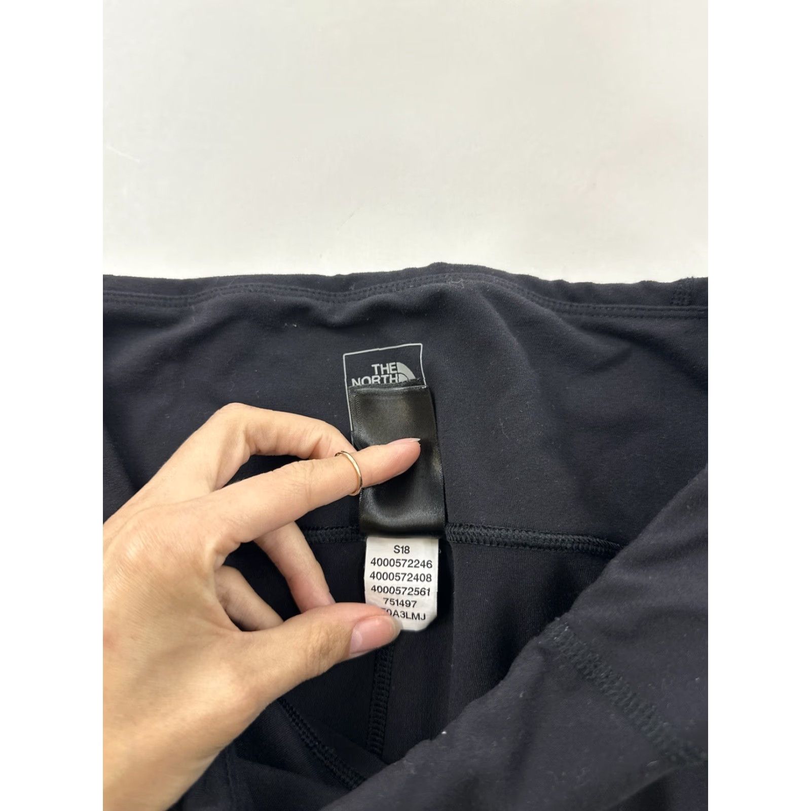 The North Face VINTAGE The North Face Leggings Women’s M Medium Black Capri Hiking Base layer Size 32" / US 10 / IT 46 - 6 Thumbnail
