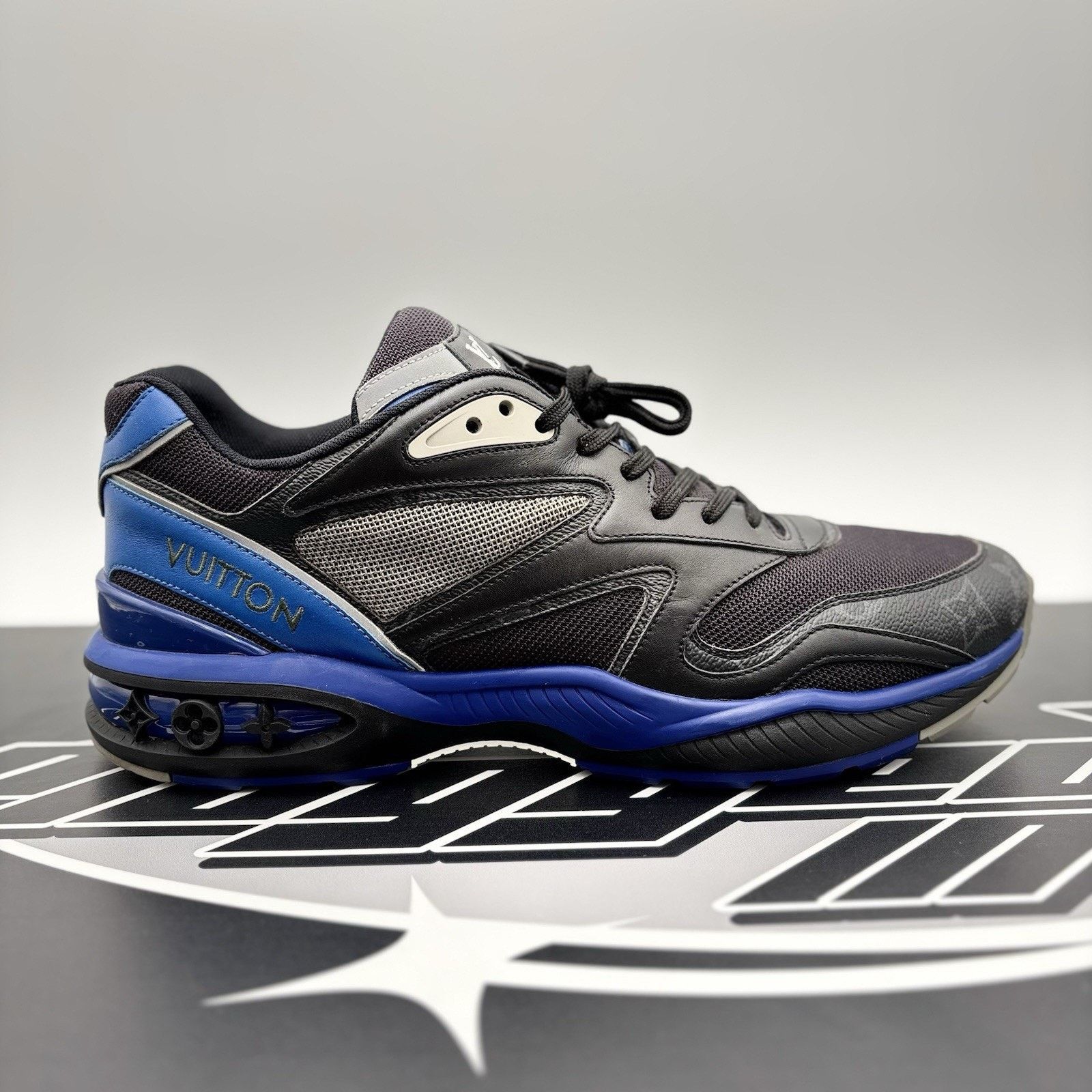 Louis Vuitton (10-10.5) Louis Vuitton Trail ' Monogram Blue '| SUPER CLEAN Size US 10 / EU 43 - 2 Thumbnail