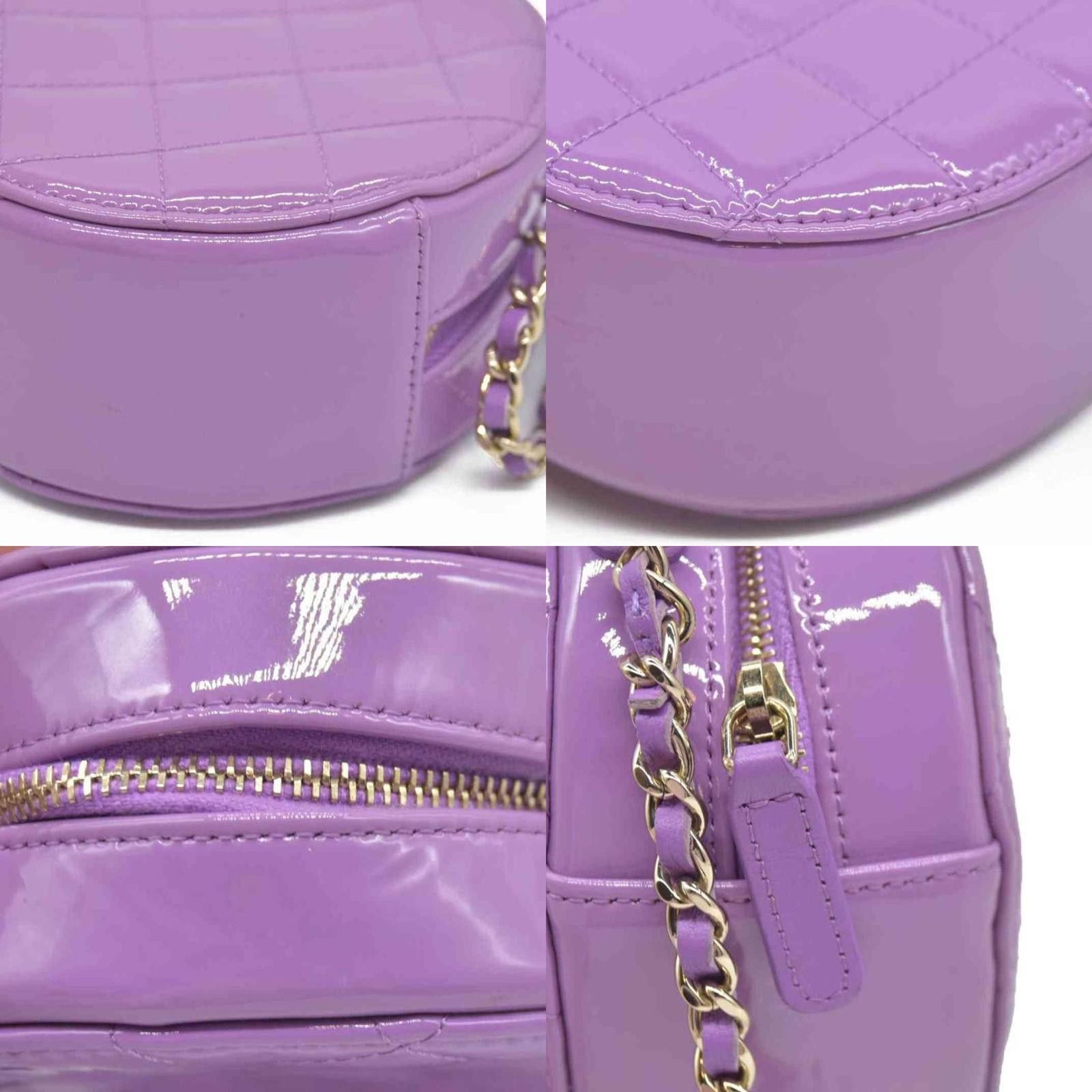 $2940 Chanel Patent Quilted Round Clutch with Chain