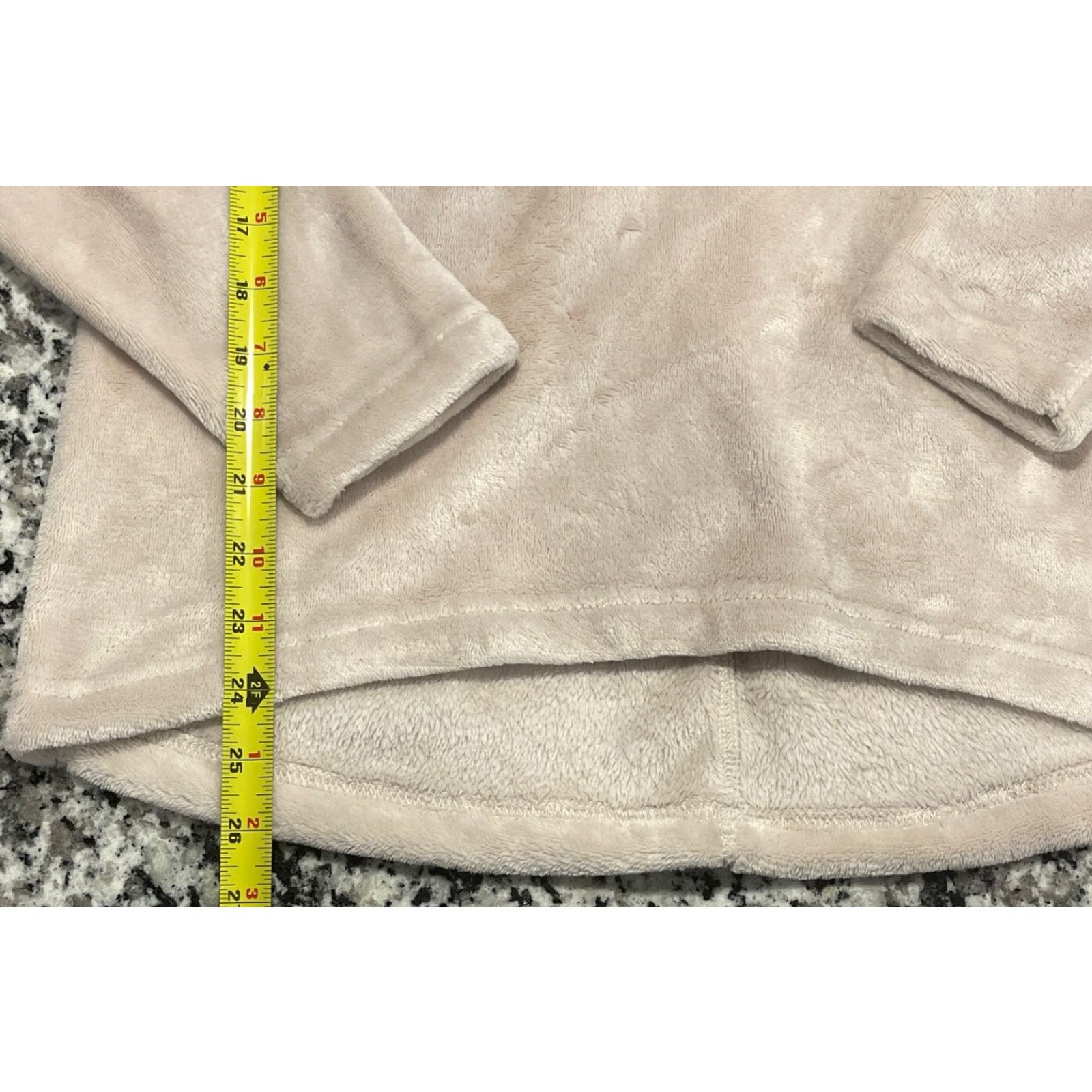Ugg UGG Sweatshirt Daisy Fleece V-Neck Pullover Sz Small Long Sleeve Women Cream Daisy V-Neck Pullover Activewear Fleece 90s? Size S / US 4 / IT 40 - 4 Thumbnail