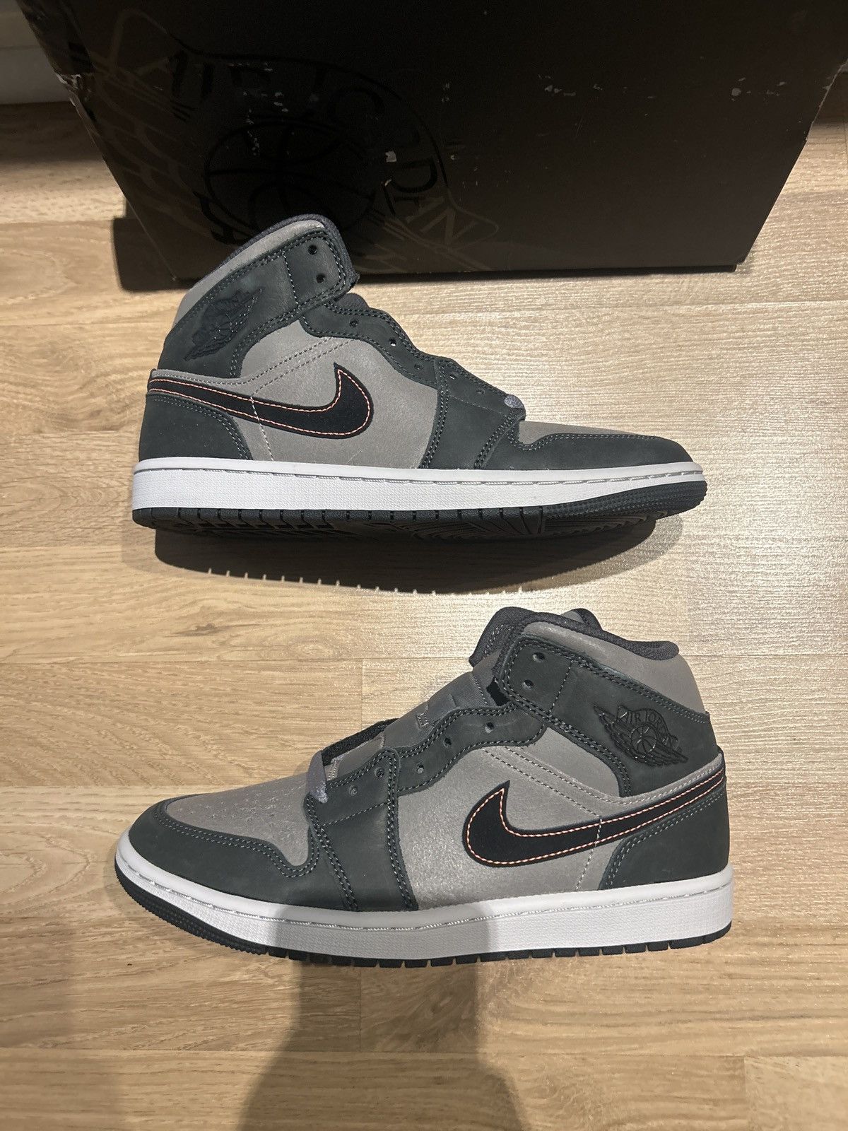 Jordan Brand Jordan 1 Mid SE Night Stadium Size US 7.5 / EU 40-41 - 1 Thumbnail