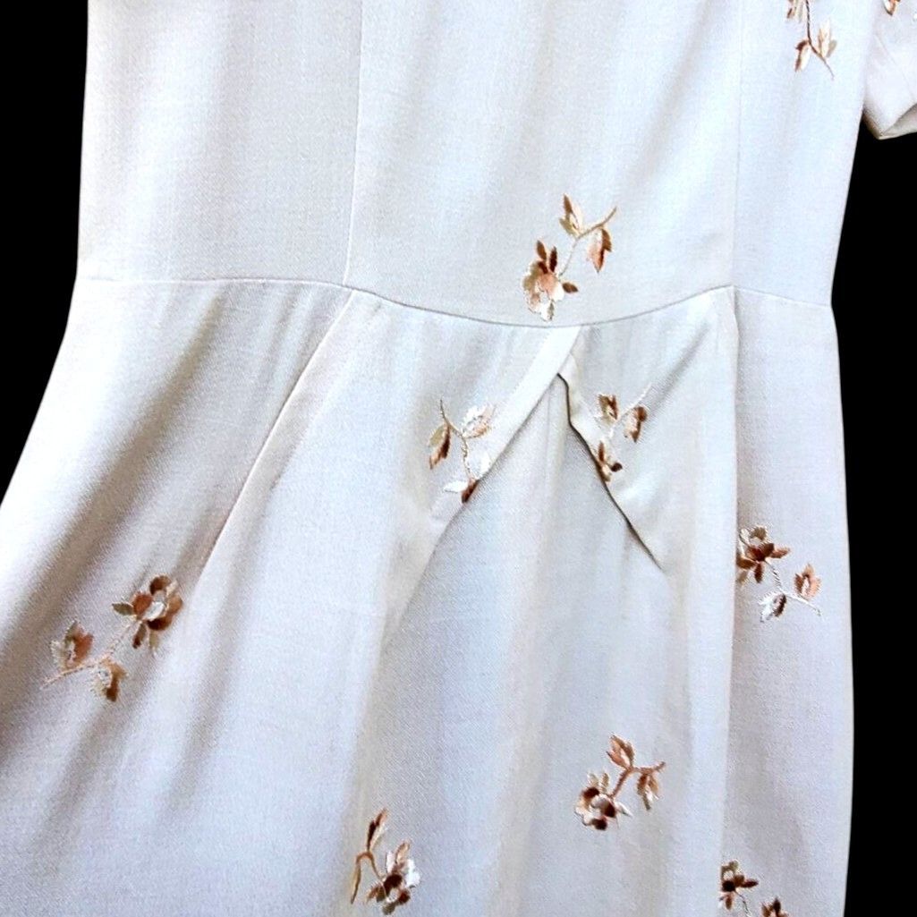 Handmade 1950s Pin Up Wiggle Dress Size 4 Beige Embroidered Metal Zip Size S / US 4 / IT 40 - 4 Thumbnail