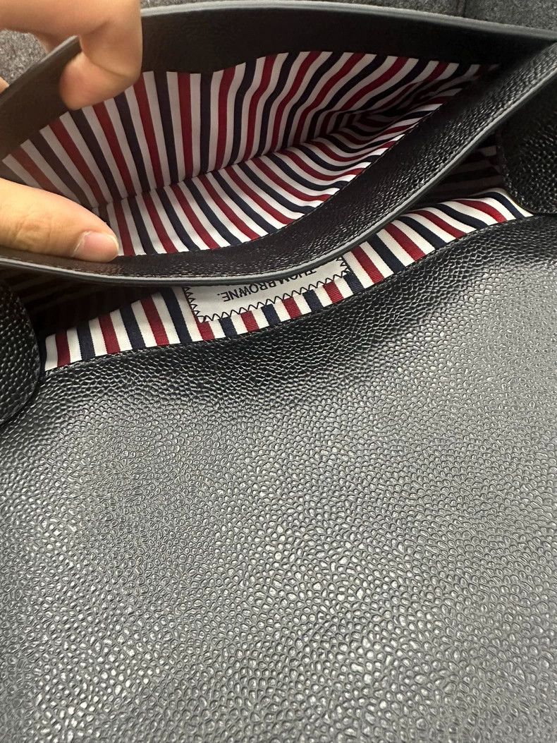 Thom Browne Thom Browne Ox leather pebble embossing reporter bag Size ONE SIZE - 4 Thumbnail