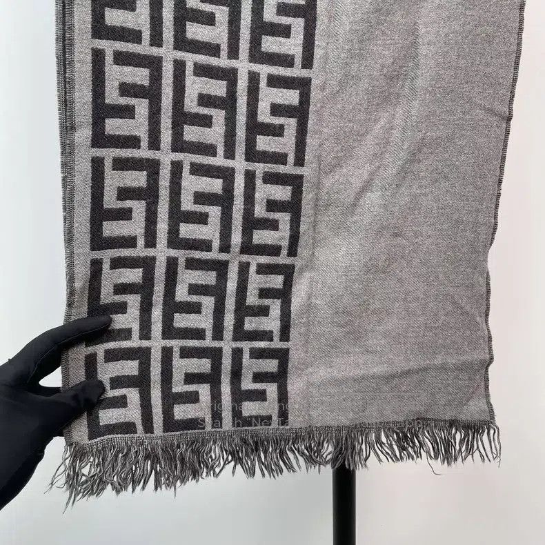 Fendi Fendi Black and gray gradient fringed scarf, wool and velv Size ONE SIZE - 3 Thumbnail