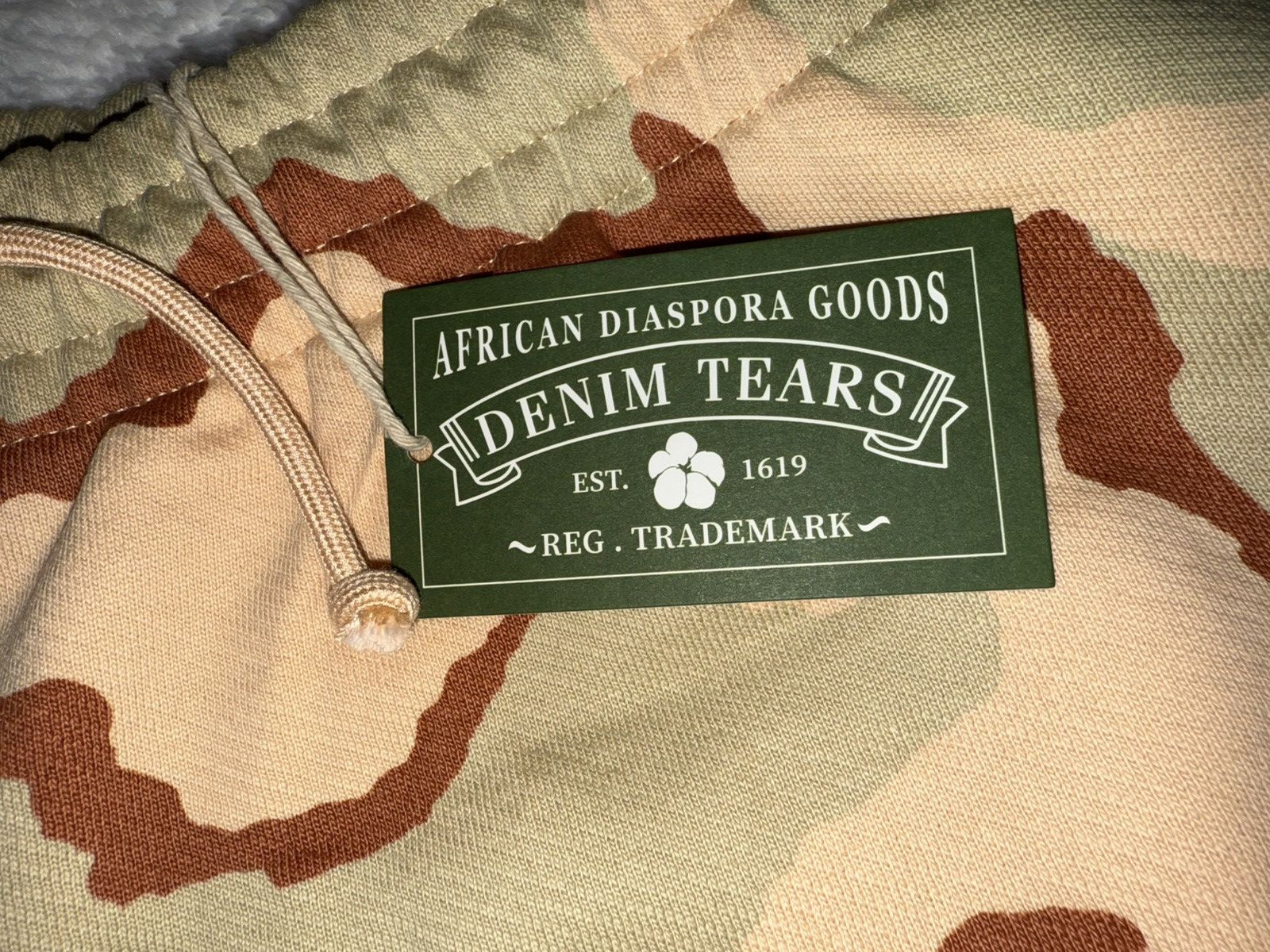 DENIM TEARS Denim Tears Camo Wreath Sweatpants Desert Storm Tan sz L Size US 34 / EU 50 - 4 Thumbnail