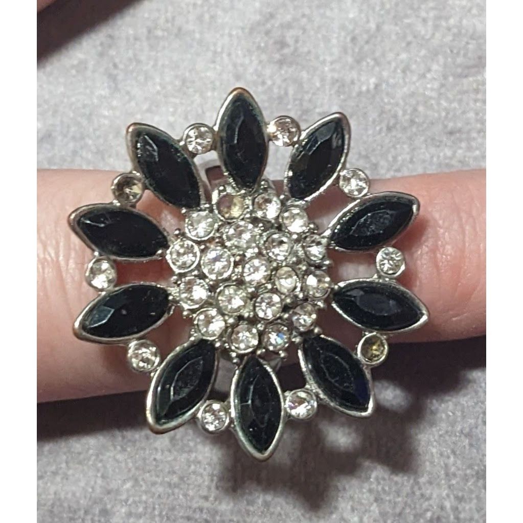 Other Black And Silver Tone Rhinestone Flower Ring Size 8 Size ONE SIZE - 12 Thumbnail