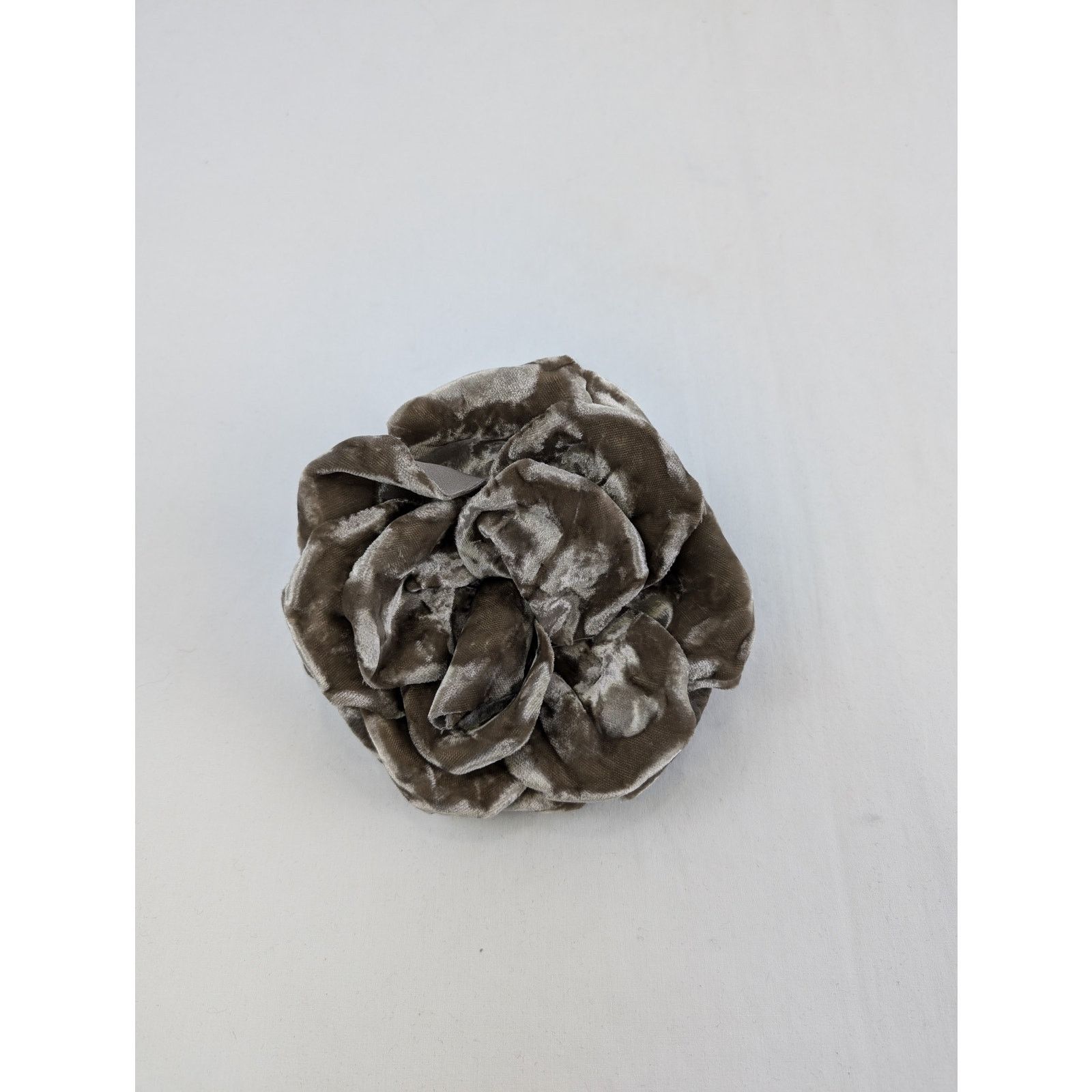 o1rshd1 Size: OS / Brooch in Velvet Brown