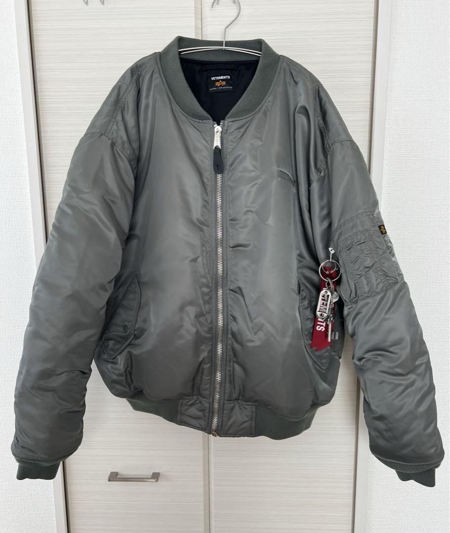 image of Alpha Industries x Vetements Aw19 Oversized Reversible Bomber Jacket in Gray/Black (Size Small)