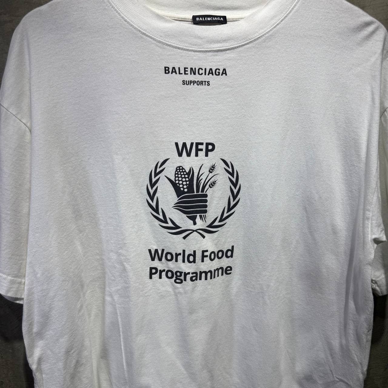 Balenciaga Balenciaga World Food Programme Tee Size US L / EU 52-54 / 3 - 2 Thumbnail