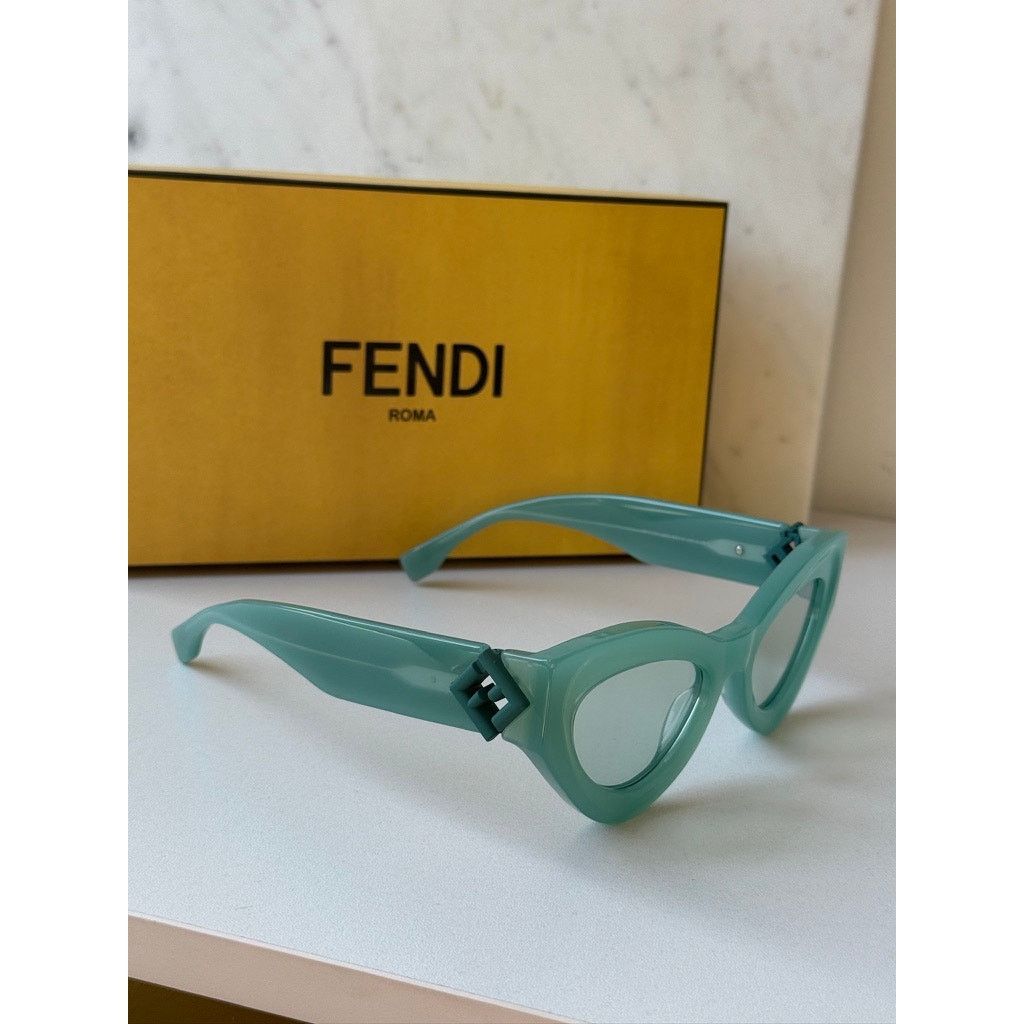 Fendi NEW Fendi FE40146I Diamonds Cat Eye Green Sunglasses Size ONE SIZE - 3 Thumbnail