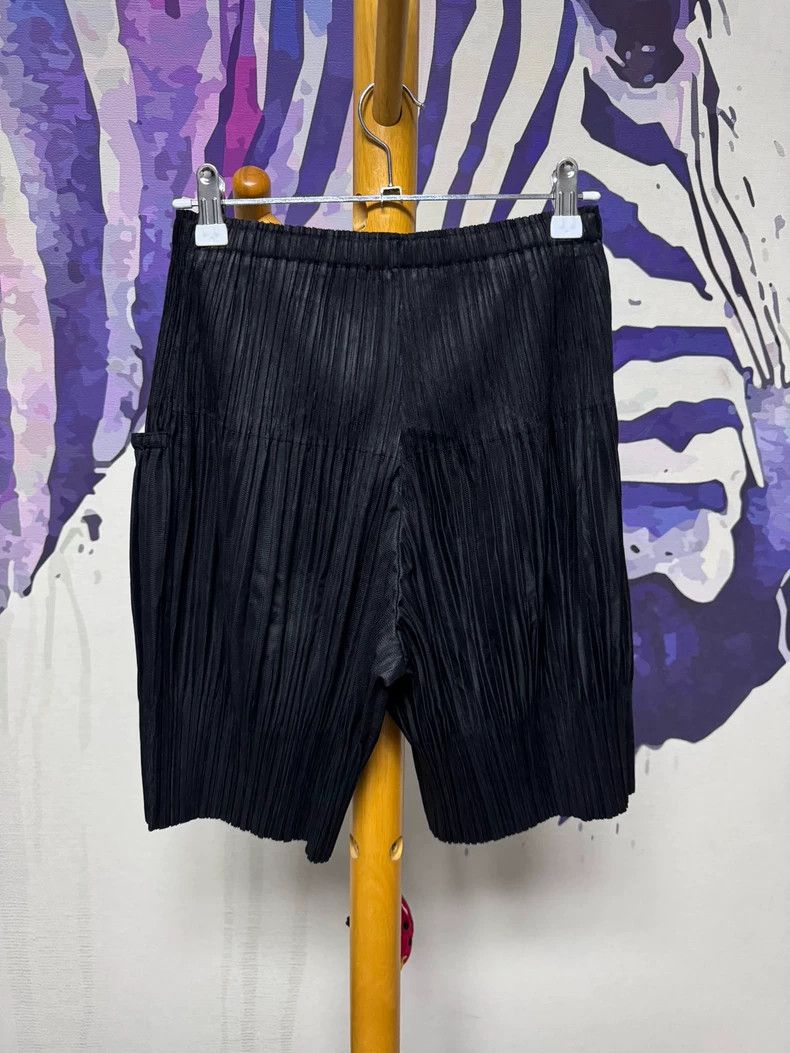 Issey Miyake Issey Miyake size:3 Black cream puff shorts Size 22" - 2 Thumbnail