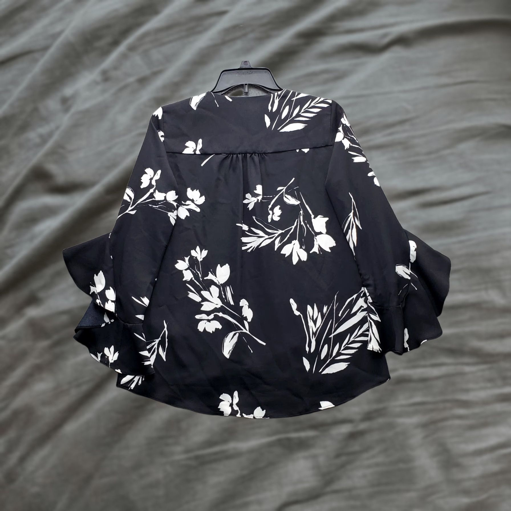 Vince Camuto Vince Camuto Blouse Womens XS Multi Floral Flutter Sleeve V-Neck Shirt Size XS / US 0-2 / IT 36-38 - 1 Thumbnail