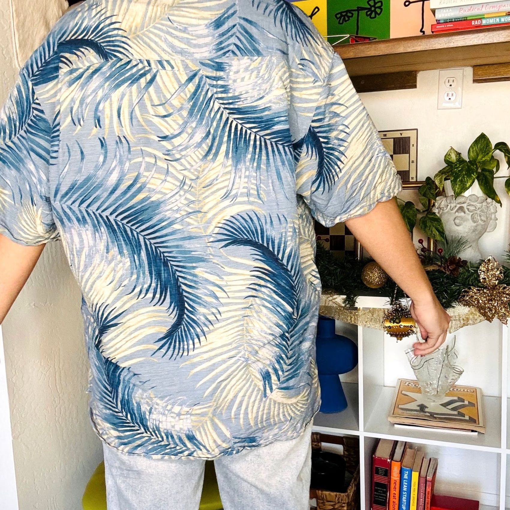 Vintage VINTAGE Caribbean Blue Tan Floral Leaf Pure Silk Tropical Casual Button Down Shirt Men L Blue Polo Size US L / EU 52-54 / 3 - 3 Thumbnail