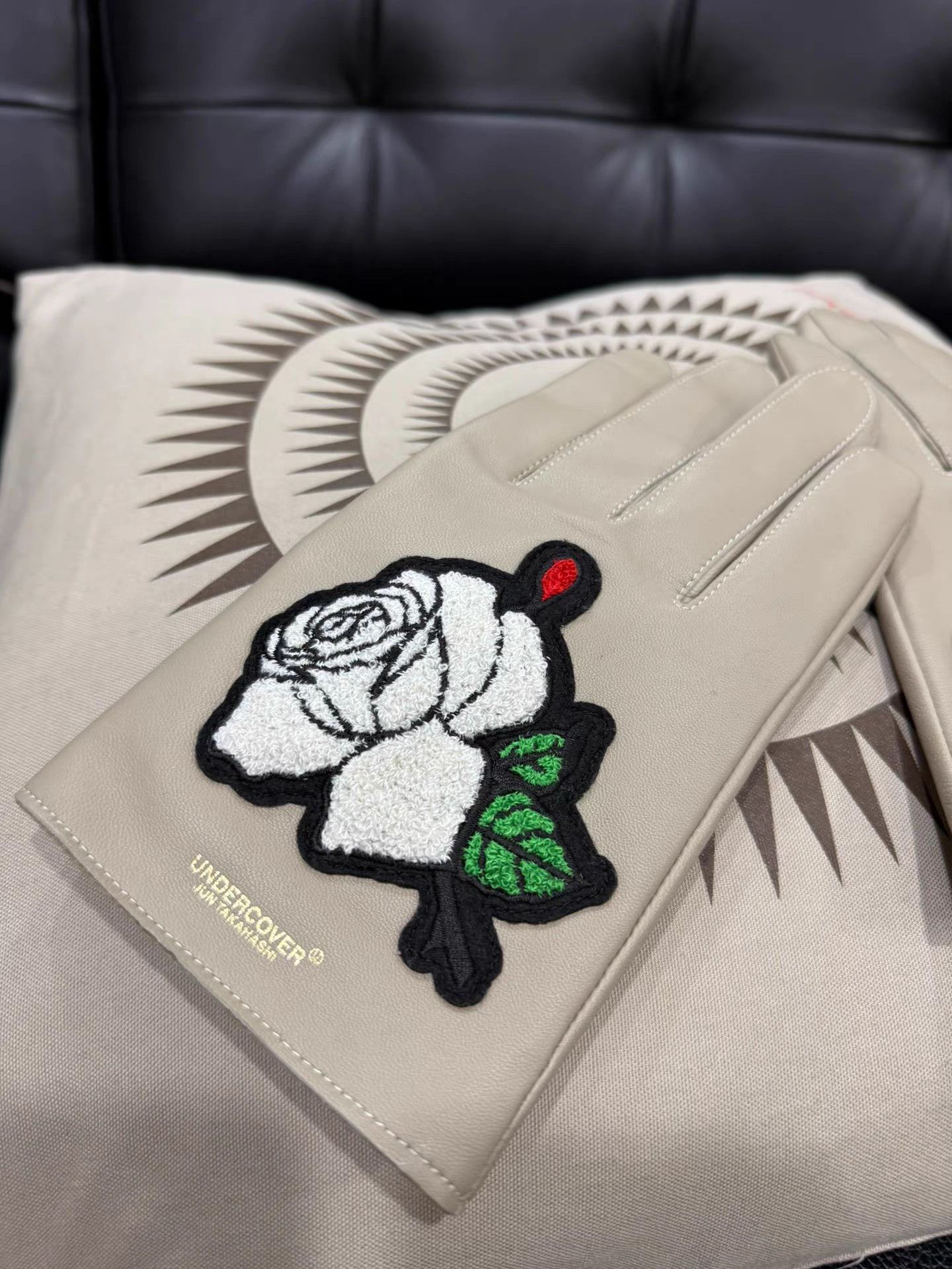 Undercover UNDERCOVER Rose Embroidered Sheepskin Gloves K20 Size ONE SIZE - 3 Thumbnail