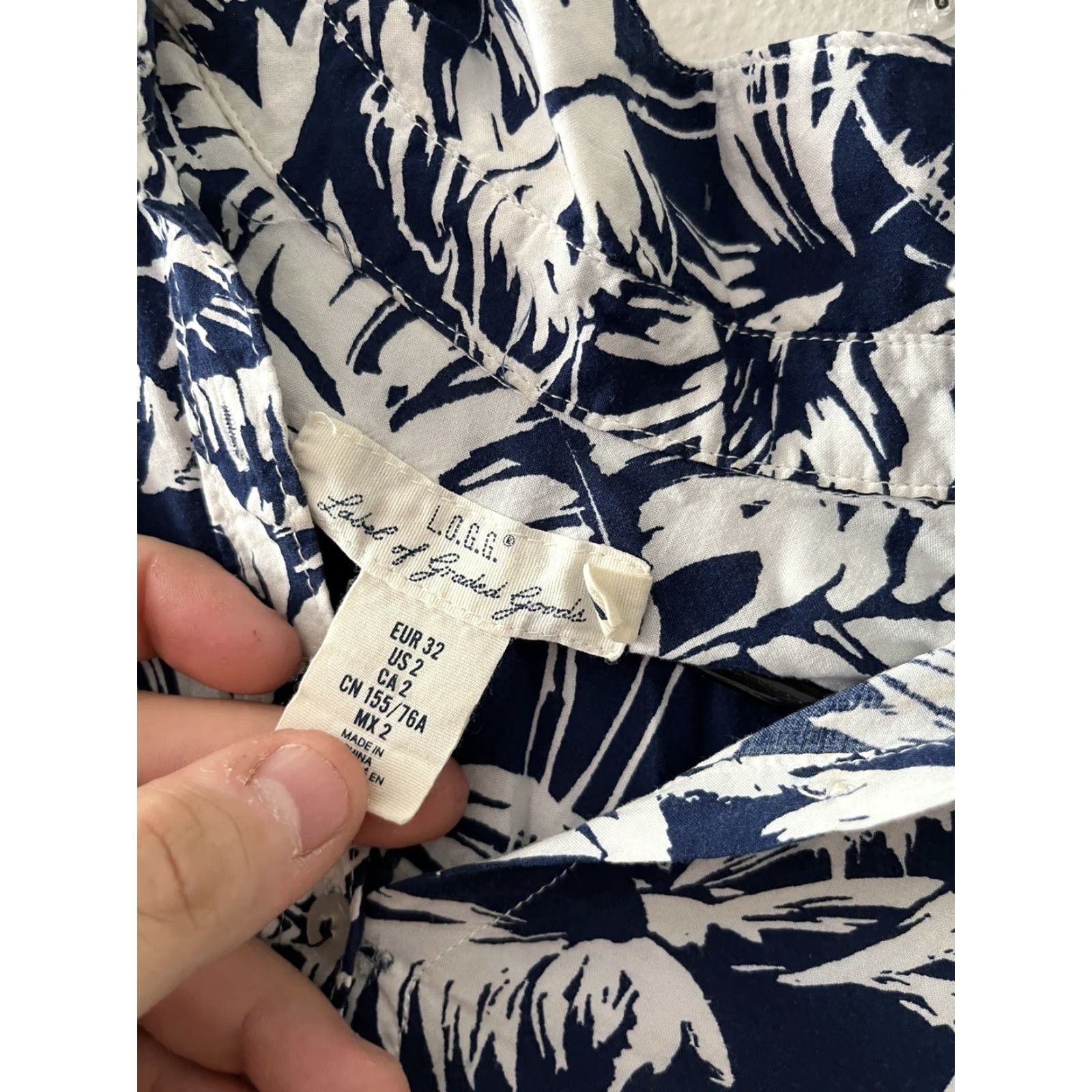H&M H&M L.O.G.G. blue Floral Beach Button down shirt Tunic Sz S 2 Shirt Women White Blue Button-Up Casual Beach Tunic 2 S Vintage: No Size XS / US 0-2 / IT 36-38 - 3 Thumbnail