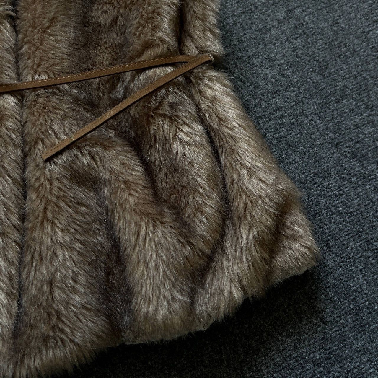 Le Grande Bleu (L.G.B.) VTG Zara Women’s Faux Fur Vest Size XS Hype Trend Staff Pick Size XS / US 0-2 / IT 36-38 - 14 Thumbnail
