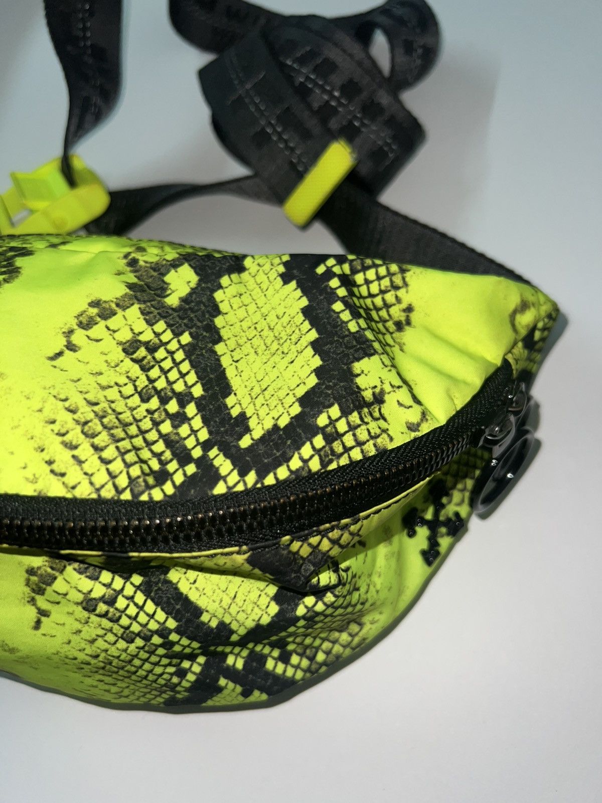 Off-White × Virgil Abloh Off-White Neon Green Black Python Print Belt Bag Virgil Size ONE SIZE - 3 Thumbnail
