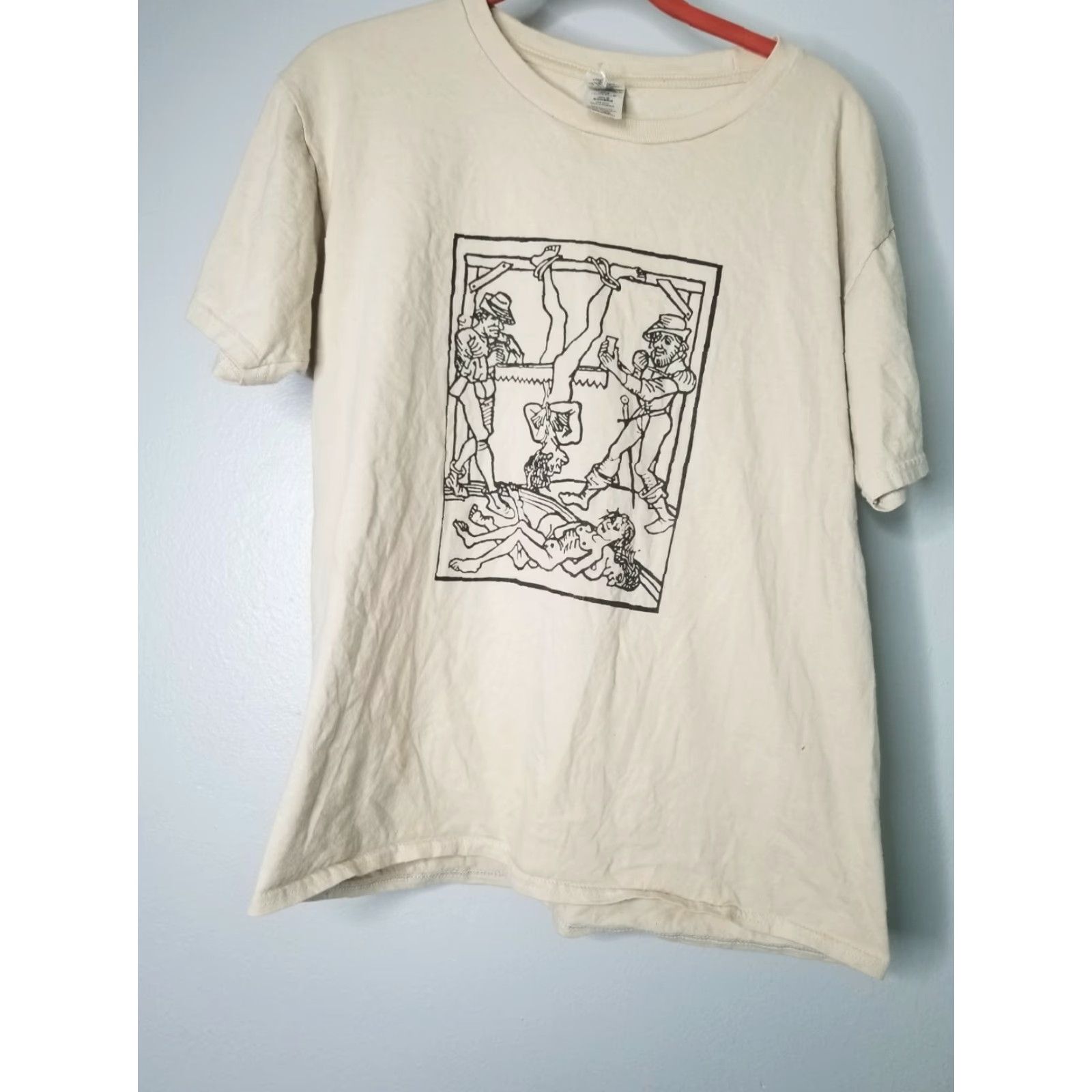 Gildan VINTAGE Gildan Retro Halloween T-Shirt L Beige Folklore Sawing a Man in Half Mens Size US L / EU 52-54 / 3 - 4 Thumbnail