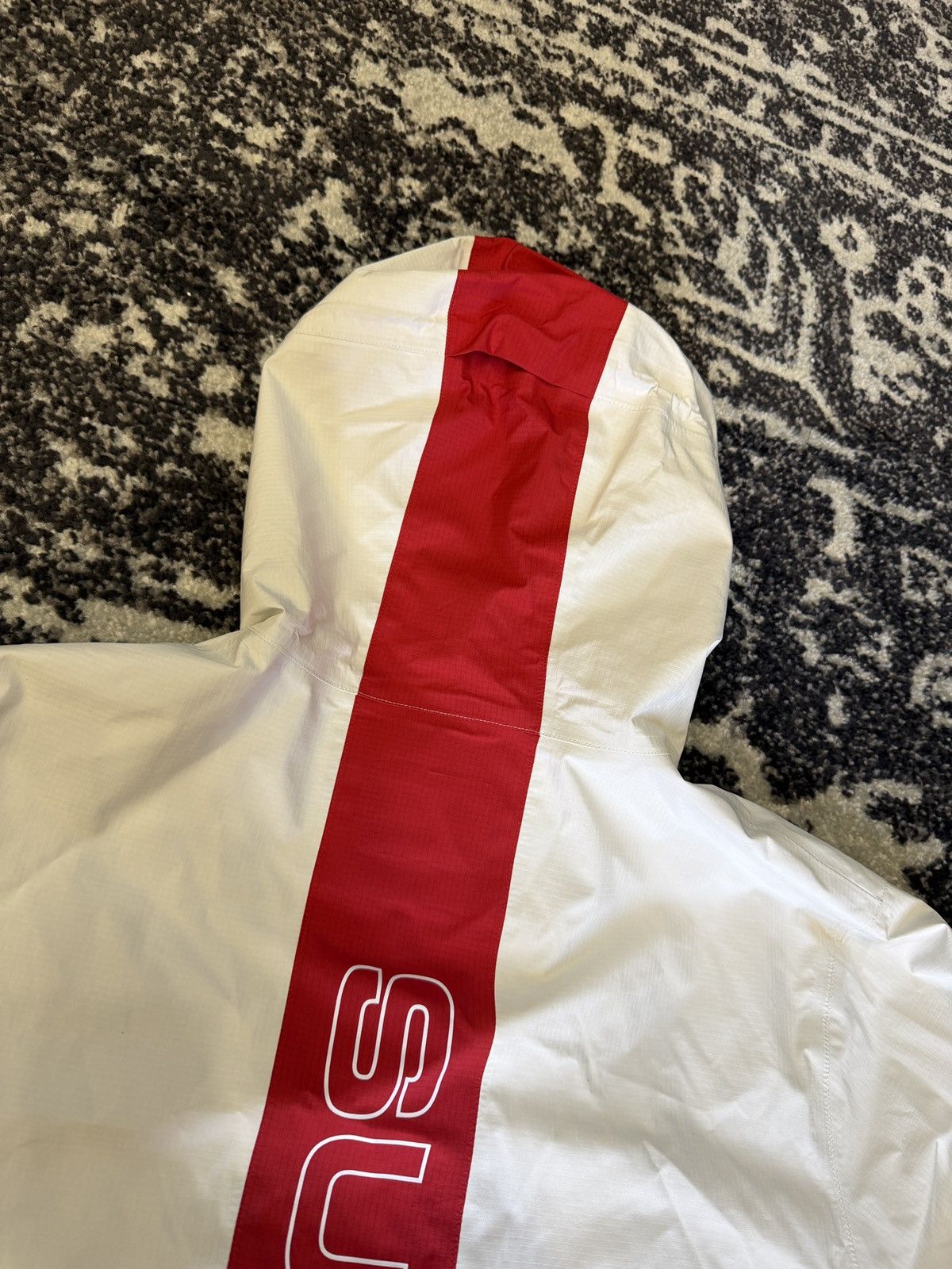 Supreme Supreme Pertex Shield+ Waterproof Hooded Jacket –White / Red Size US L / EU 52-54 / 3 - 5 Thumbnail