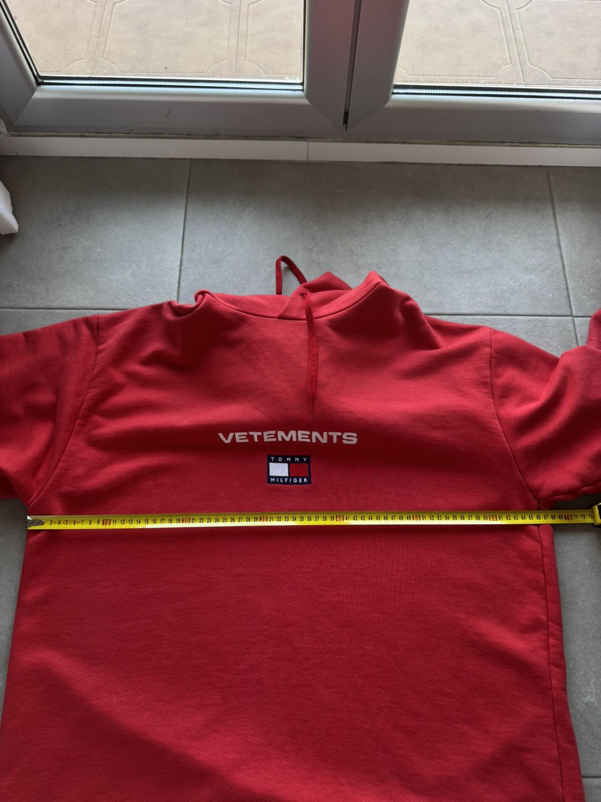 Tommy Hilfiger × Vetements Vetements X Tommy Hilfiger Red Oversize M Size Cotton Hoodie Pullover Sweatshirt Size US M / EU 48-50 / 2 - 14 Thumbnail