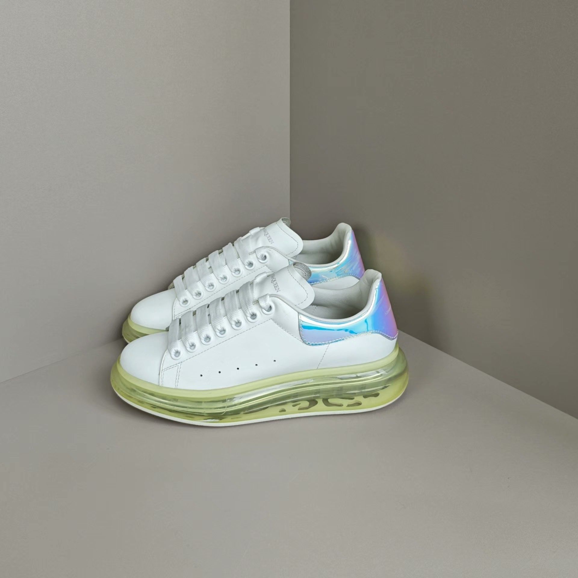 Alexander McQueen Alexander McQueen White Lowtop Sneakers us_8 Women Size US 8 / IT 38 - 1 Thumbnail