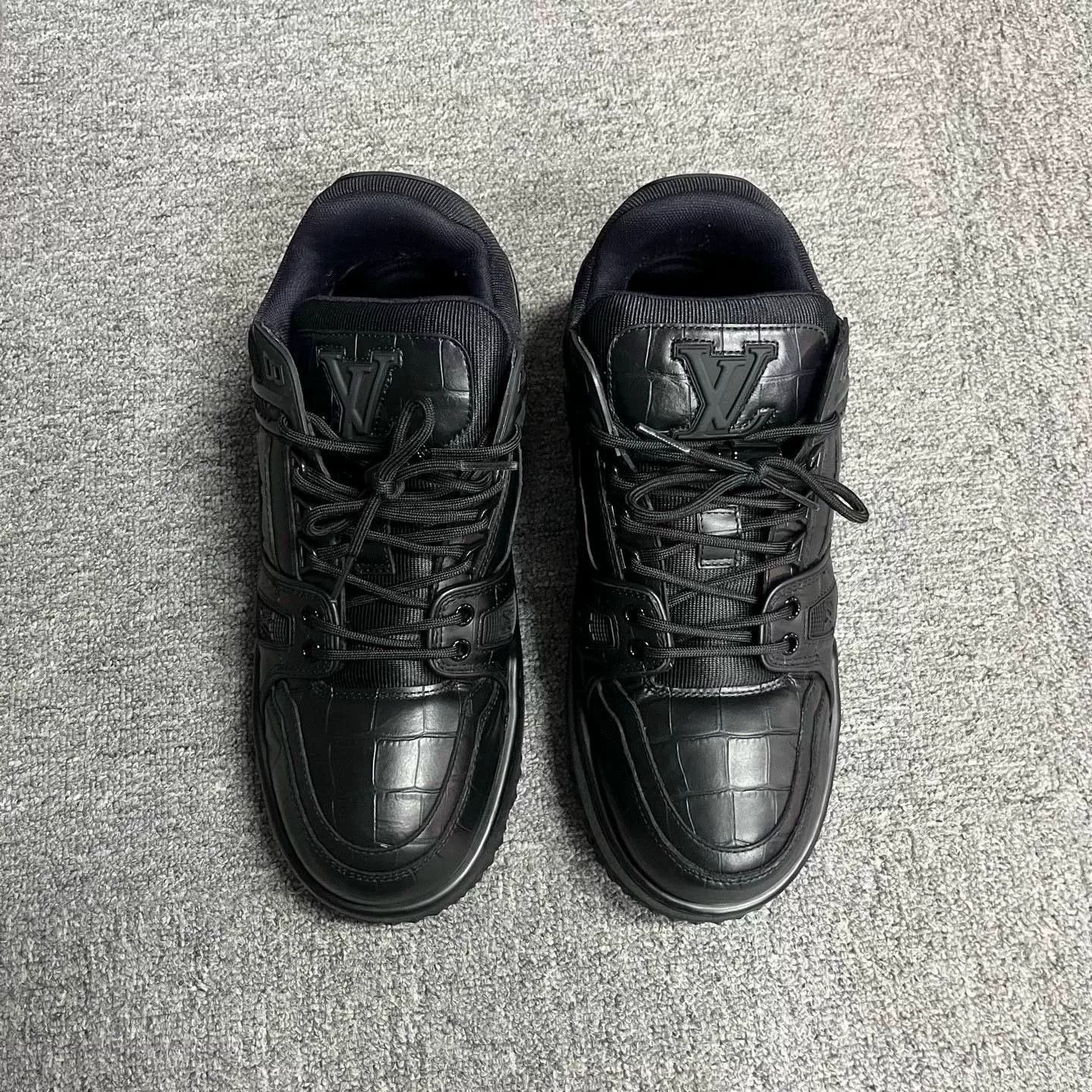 Louis Vuitton Louis Vuitton Leather Black Lowtop Sneakers 9 Men Size US 9 / EU 42 - 1 Thumbnail