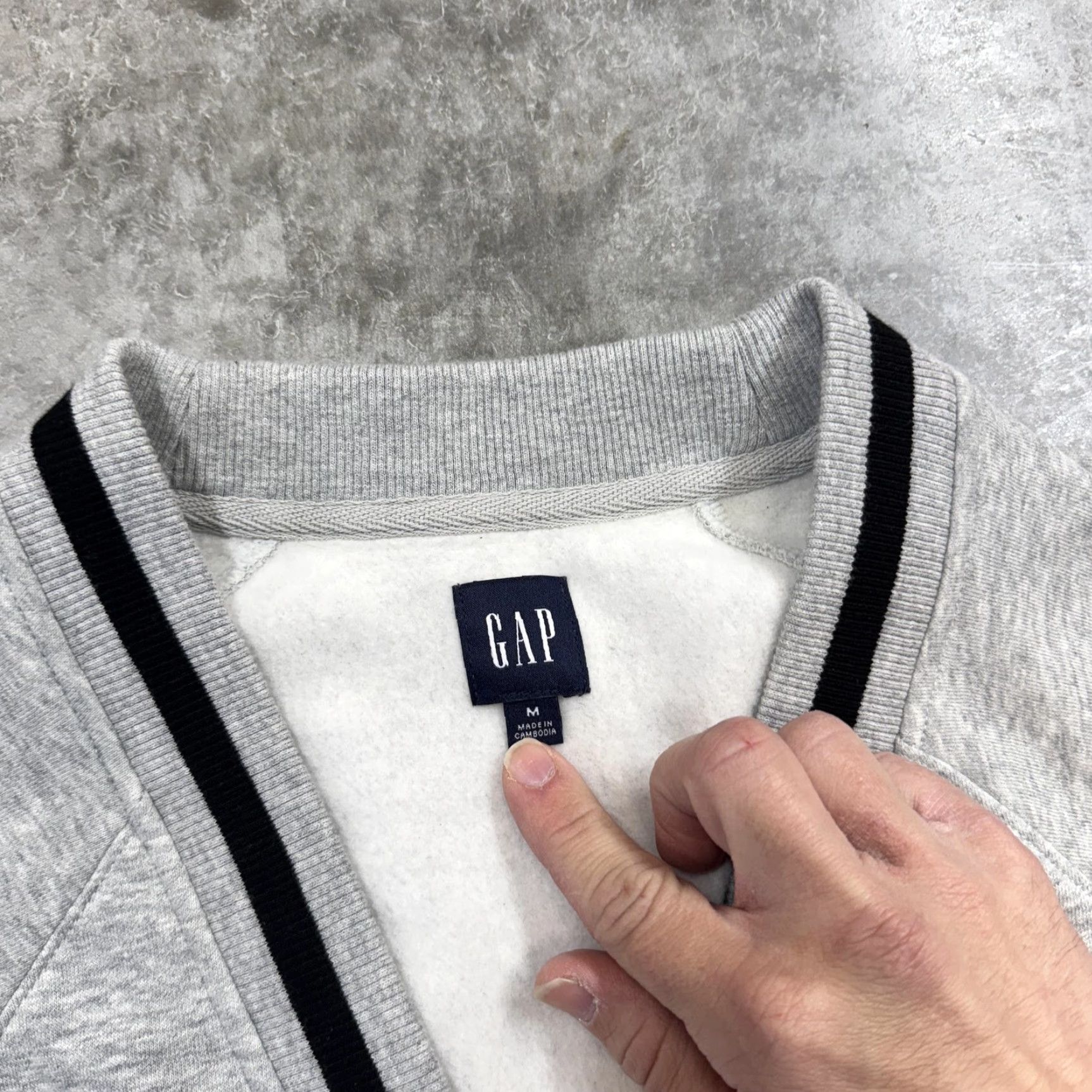 Gap GAP Sweater Womens Medium Gray 1969 G Logo Varsity Button Cardigan Fleece Knit V-Neck College Pattern Solid Pockets Vintage: No Size M / US 6-8 / IT 42-44 - 4 Thumbnail