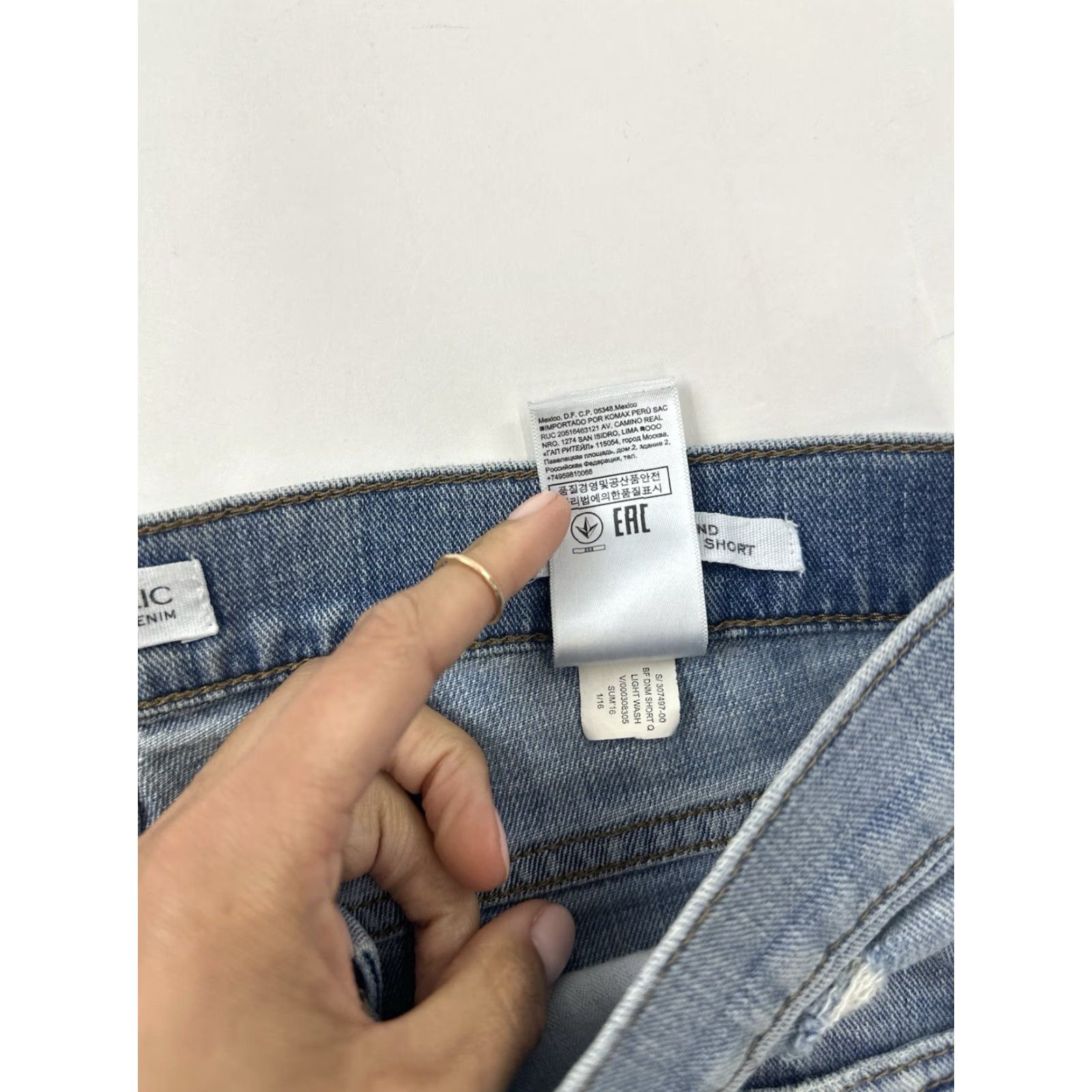 Banana Republic Banana Republic Shorts Women’s Bermuda Denim Blue Striped Roll Up 31in Waist Regular 27 Women's Jeans Casual Outdoor Style Bermuda Shorts Mens? Size 27" / US 4 / IT 40 - 3 Thumbnail