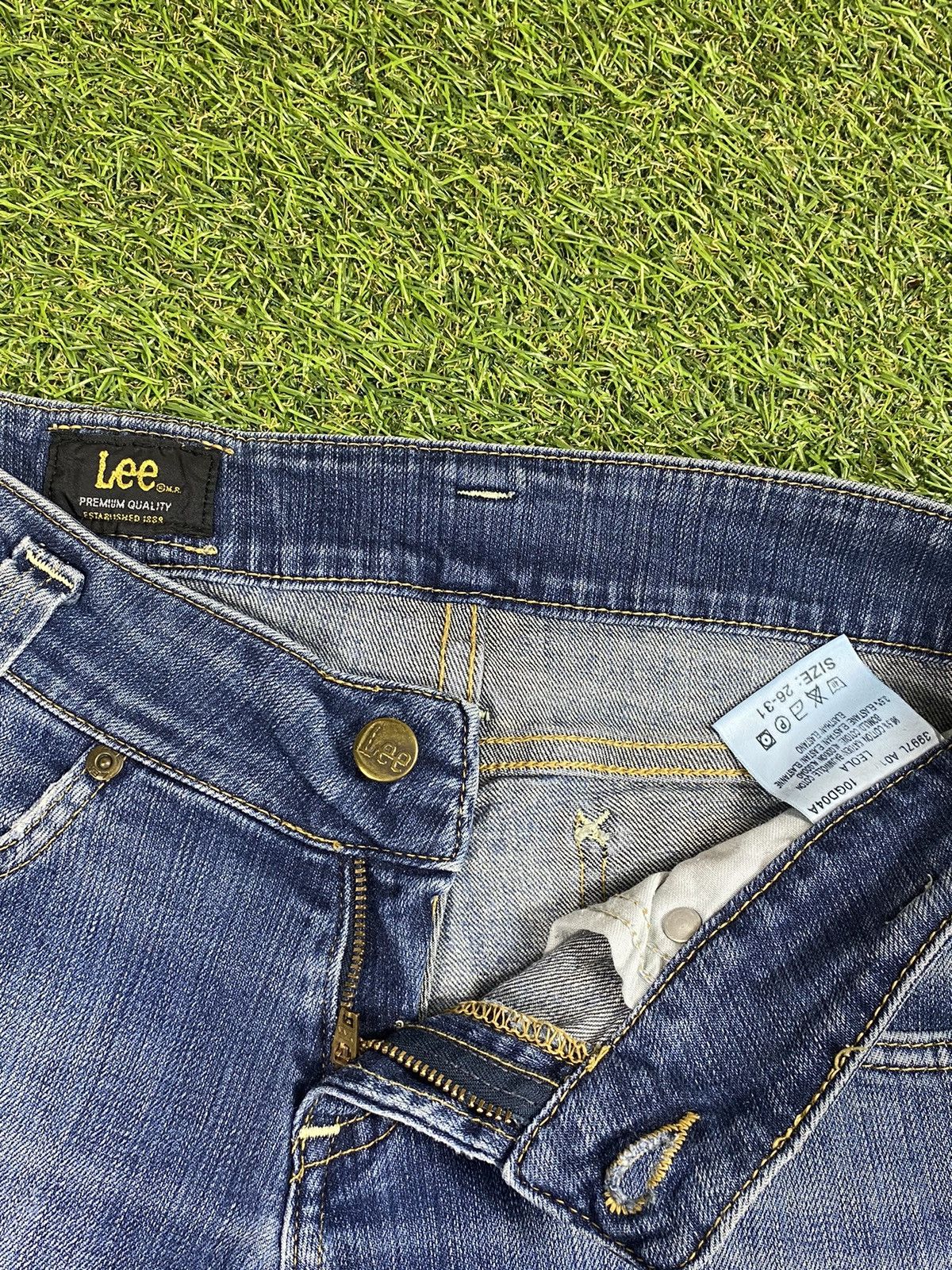 Lee × Vintage Vintage 90s Lee flared jeans faded streetwear size 26x31 Size 26" / US 2 / IT 38 - 7 Thumbnail