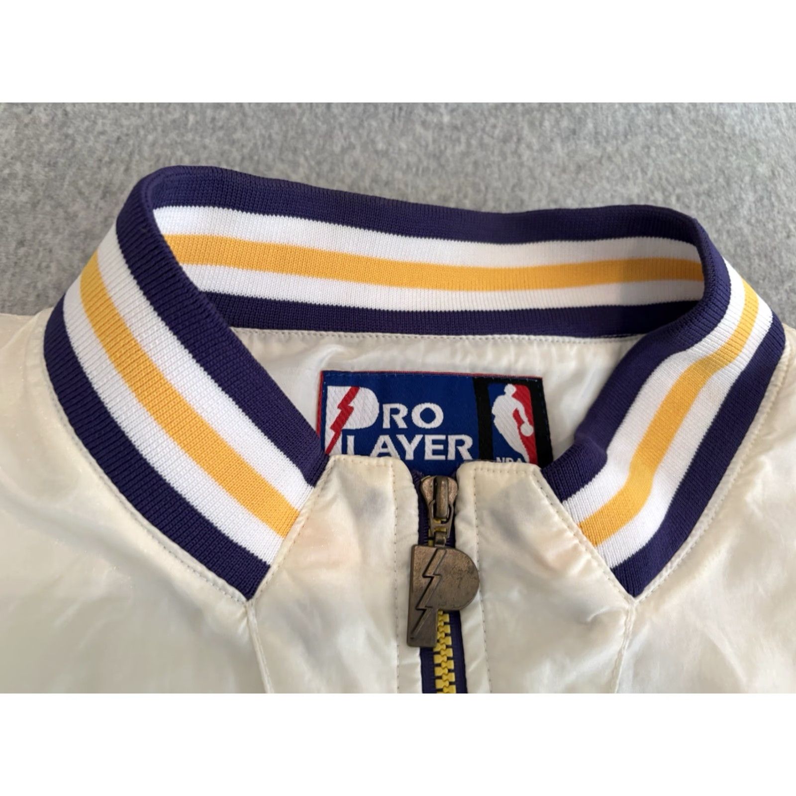 Pro Player VINTAGE Pro Player Los Angeles Lakers NBA Half Zip Windbreaker Jacket 2XL Ivory Mens"} Size US XXL / EU 58 / 5 - 2 Thumbnail