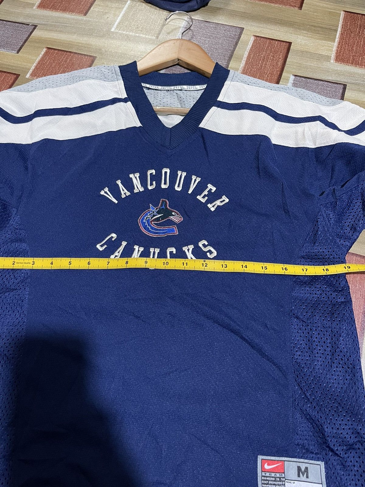 NHL Vintage 90s nike NHL vancouver canucks hockey jersey Size US M / EU 48-50 / 2 - 9 Thumbnail